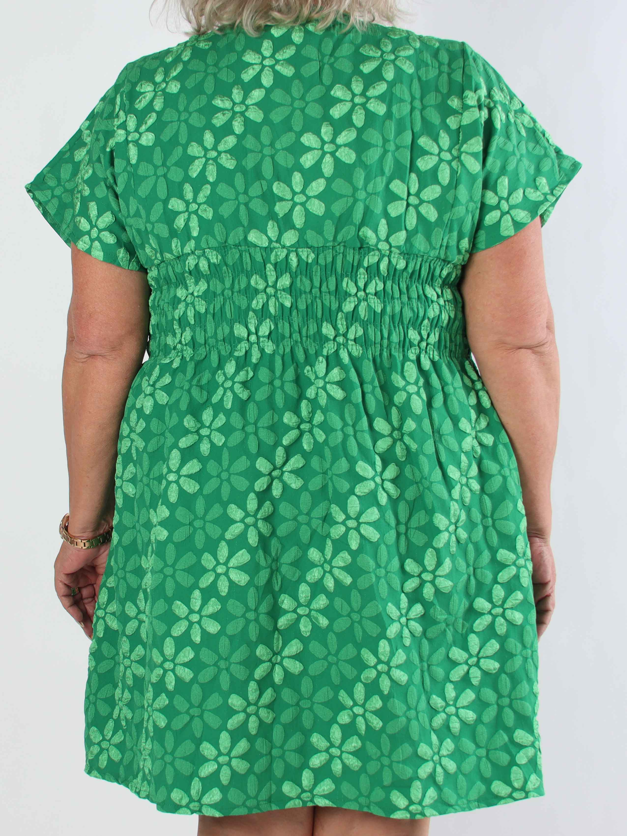 Pams Bloom Short - Feminin plus size klänning med blomstermotiv