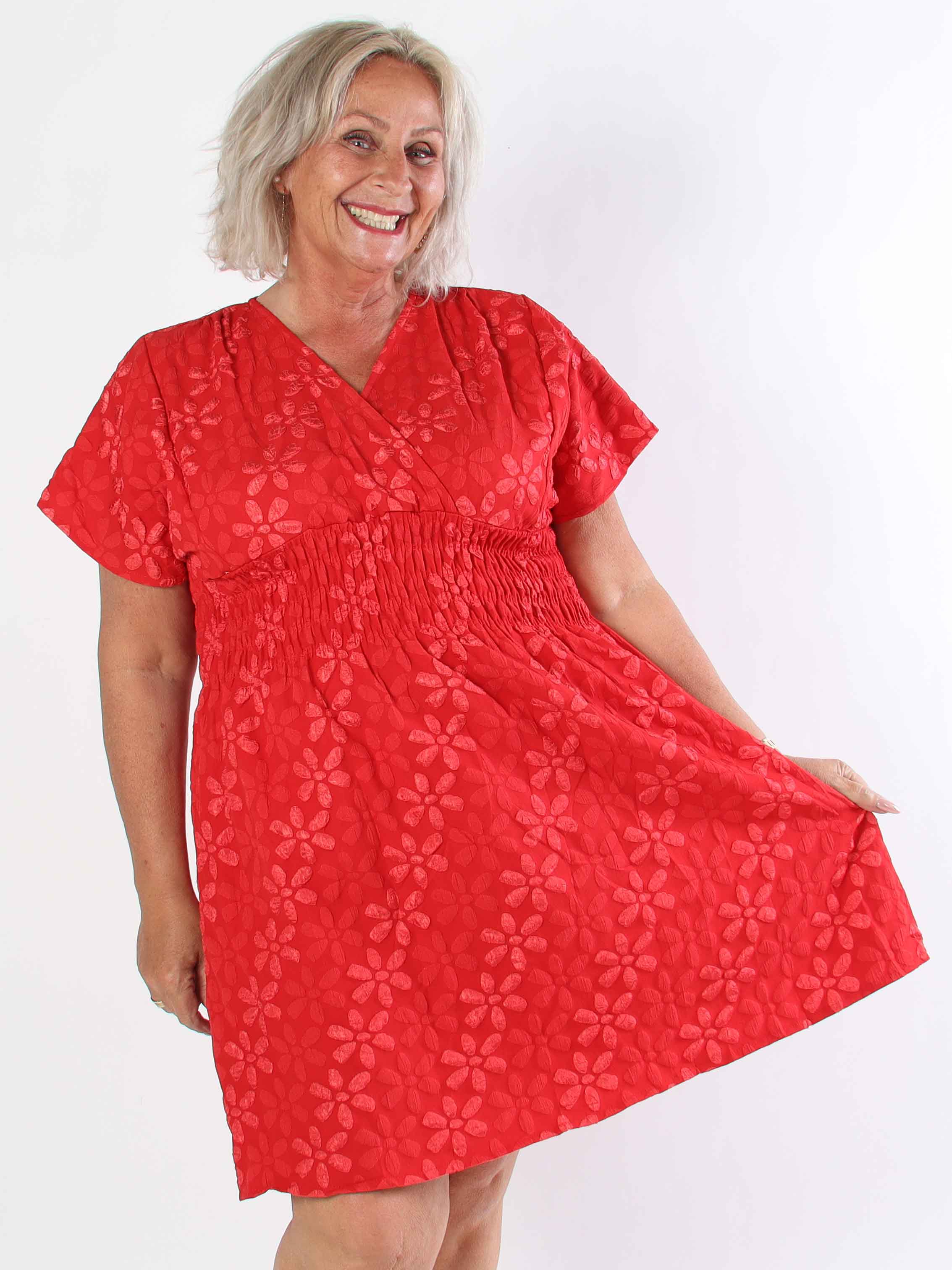 Pams Bloom Short - Feminin plus size klänning med blomstermotiv
