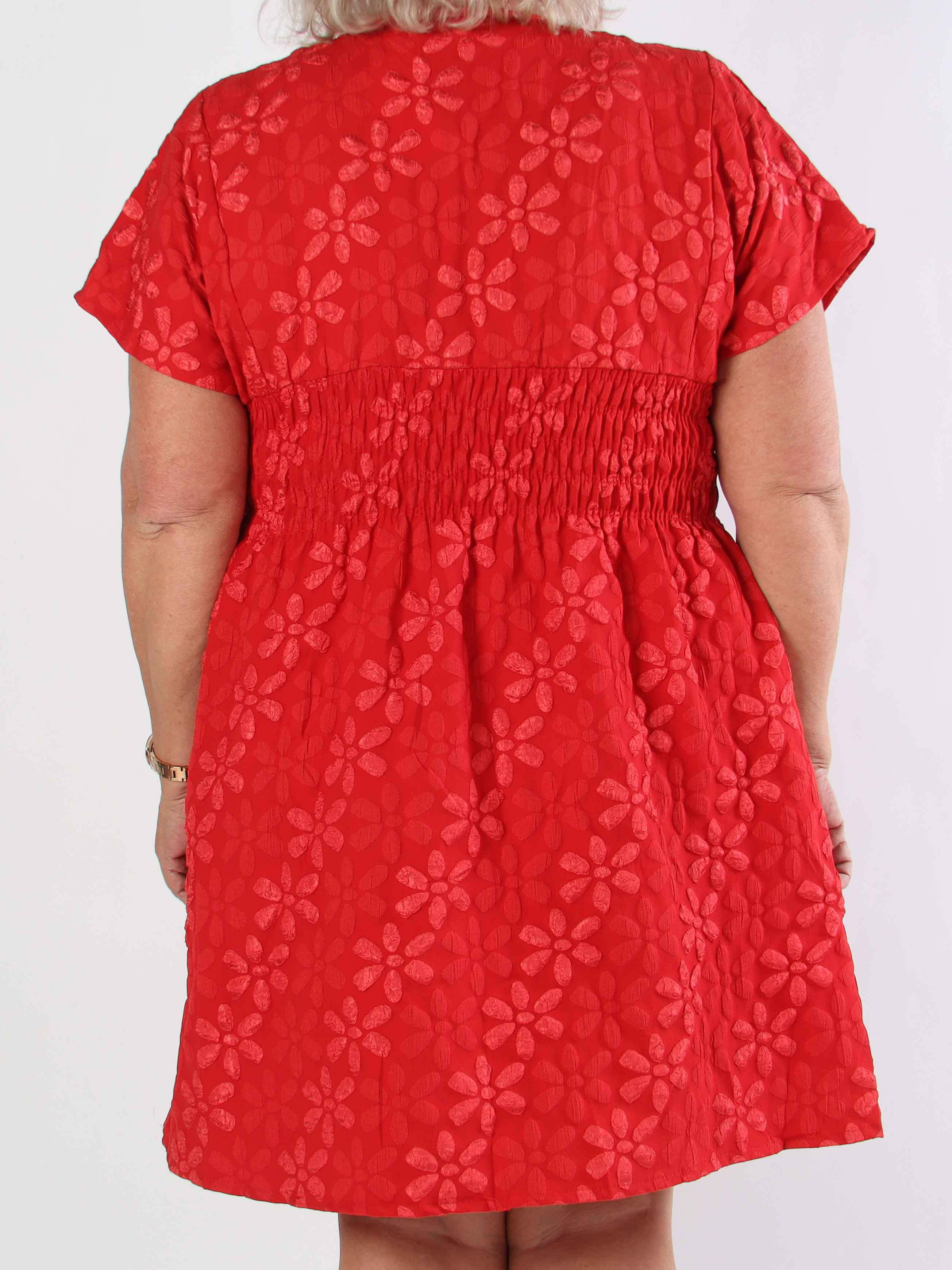 Pams Bloom Short - Feminin plus size klänning med blomstermotiv