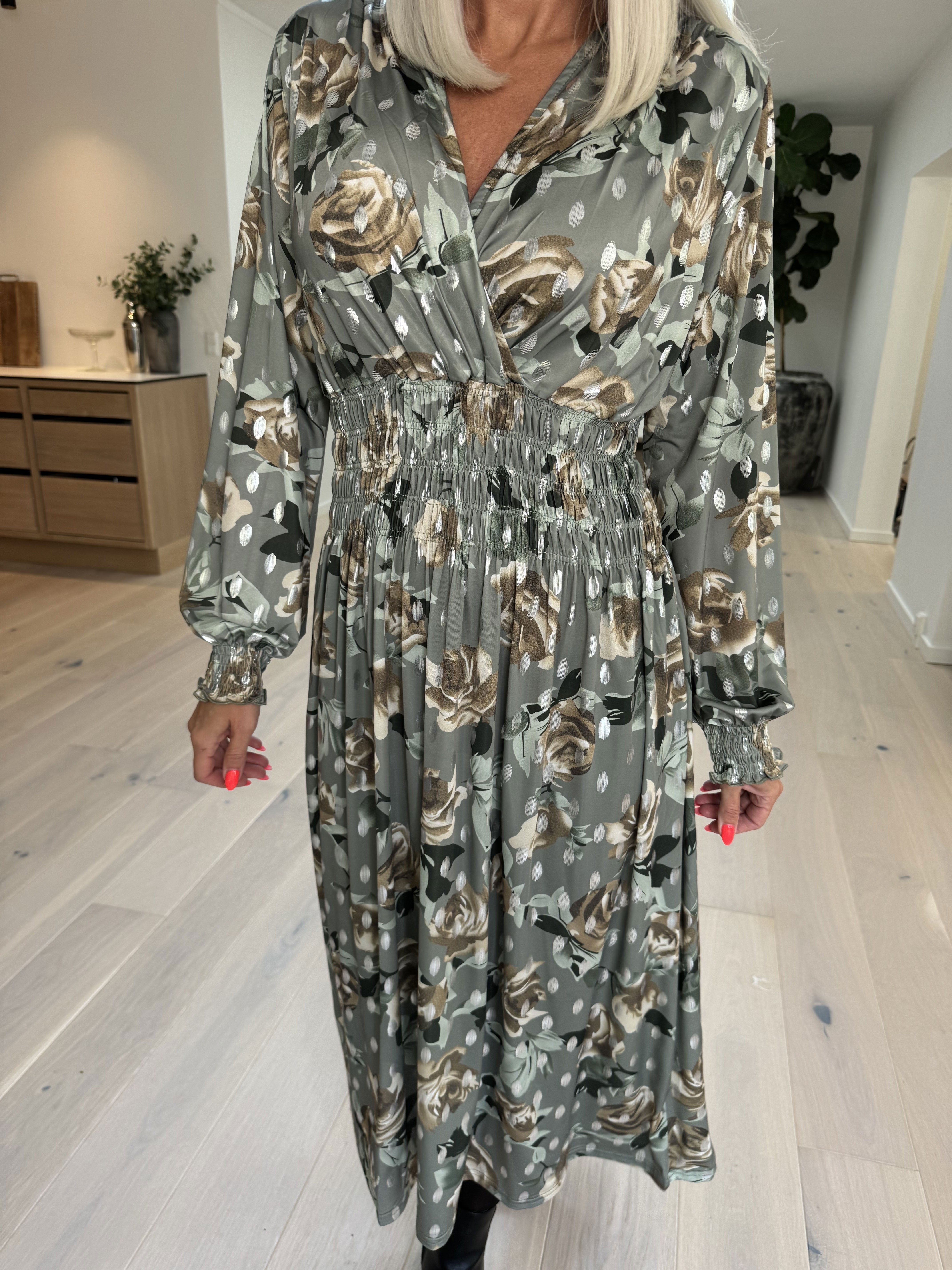 Pams Blossom Midi L/S - Elastisk klänning i skrynkelfritt tyg med silverprickar
