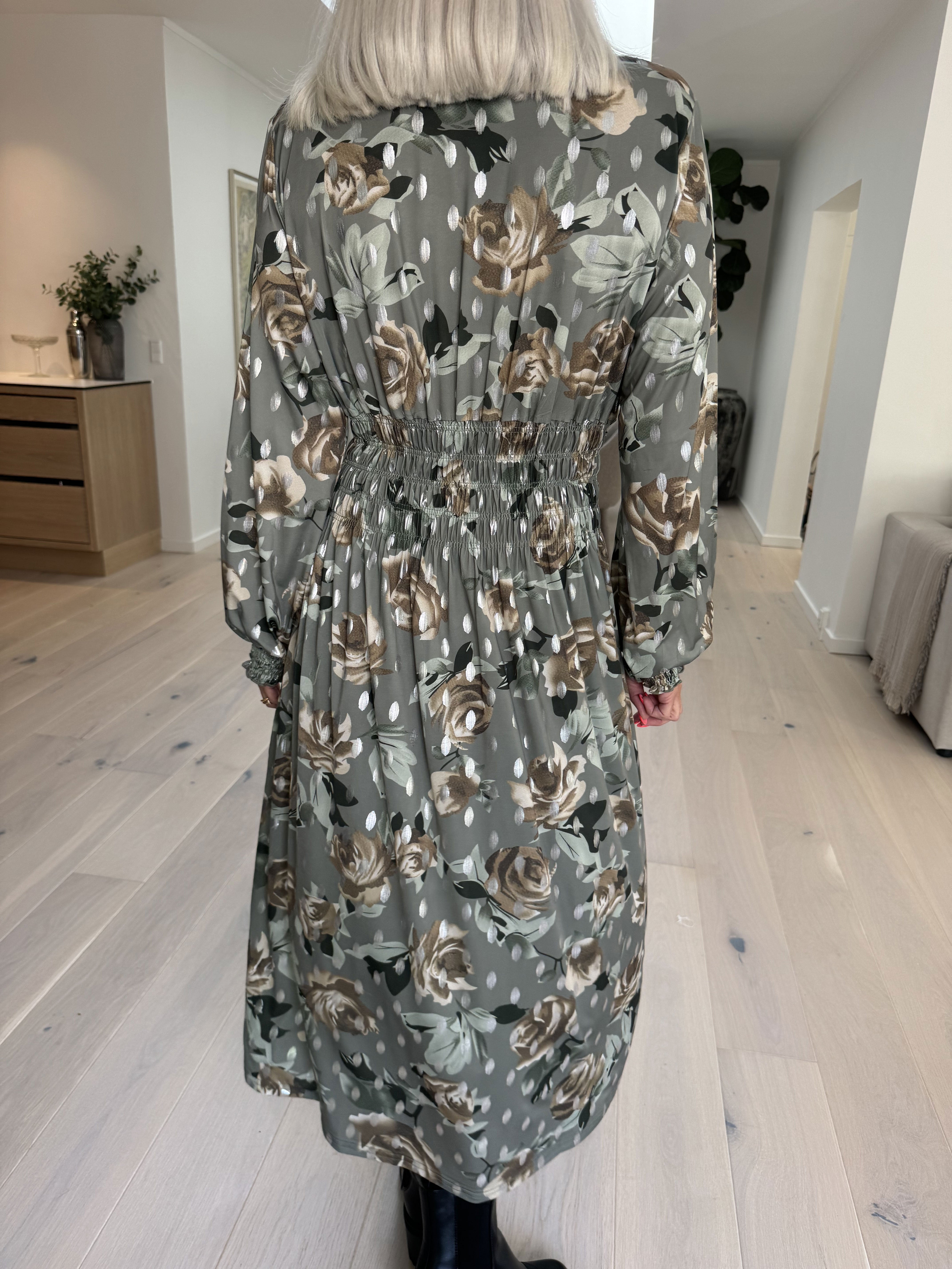 Pams Blossom Midi L/S - Elastisk klänning i skrynkelfritt tyg med silverprickar
