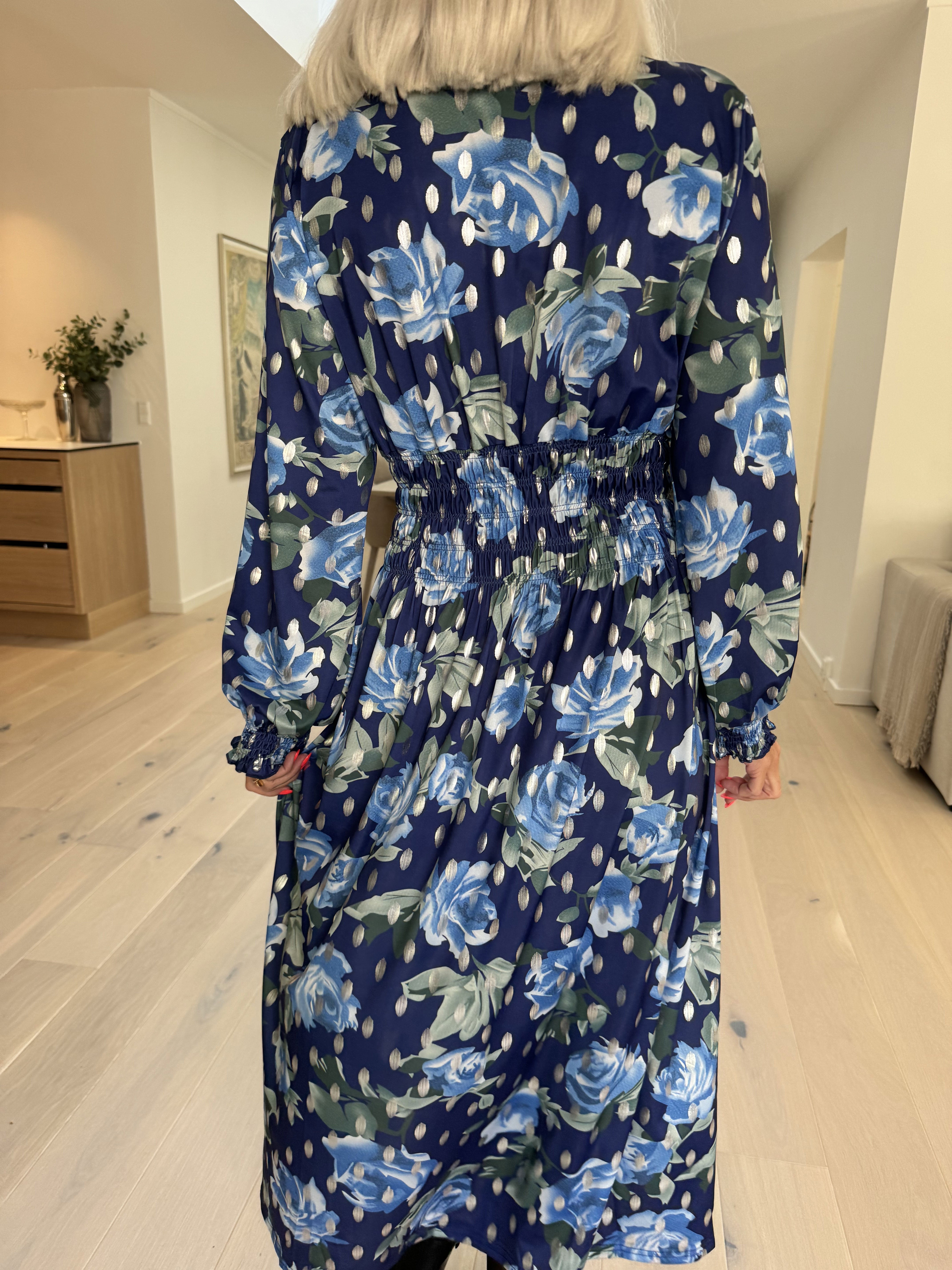 Pams Blossom Midi L/S - Elastisk klänning i skrynkelfritt tyg med silverprickar