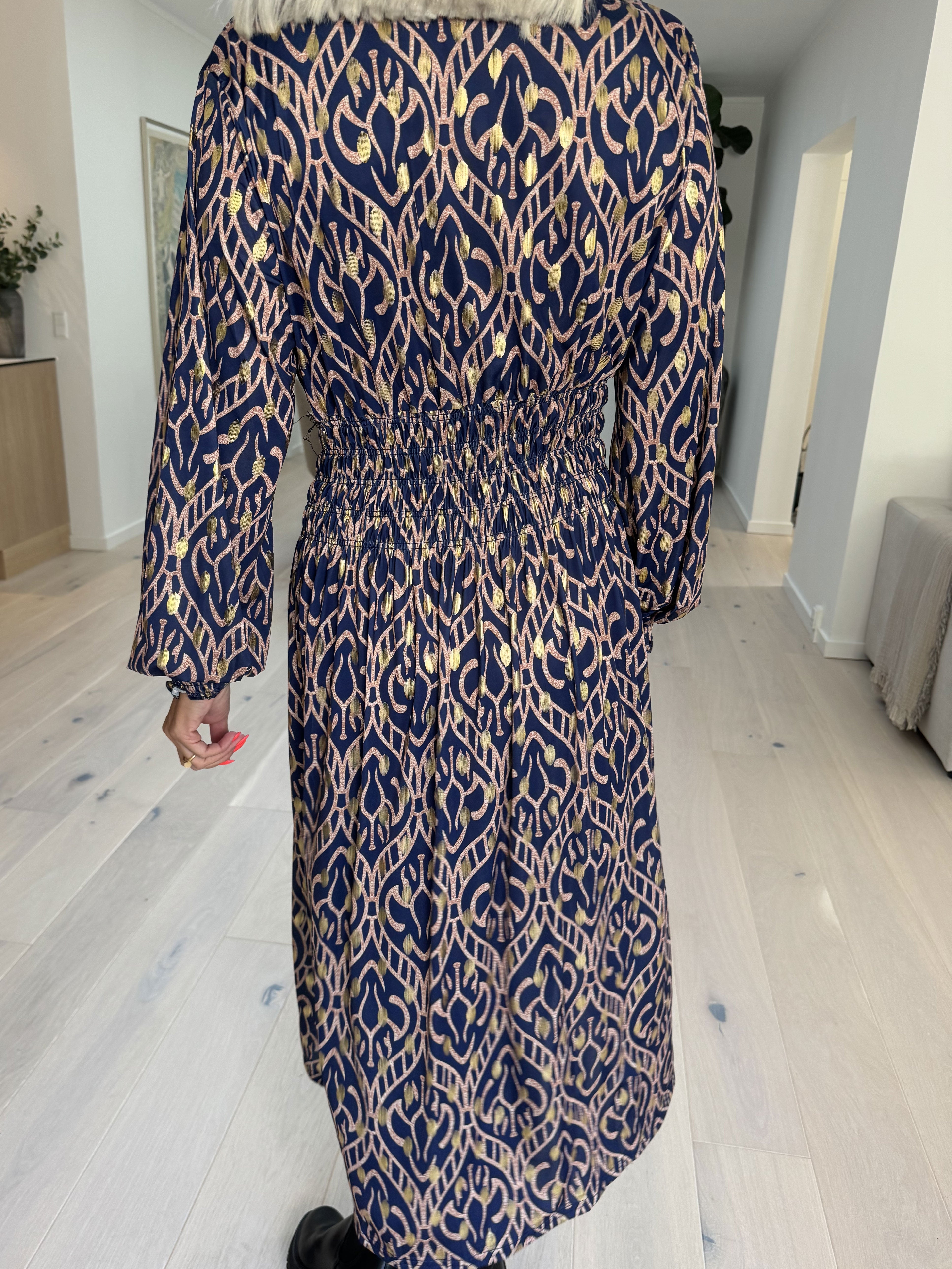 Pams Boho Midi L/S - Elastisk klänning i skrynkelfritt tyg