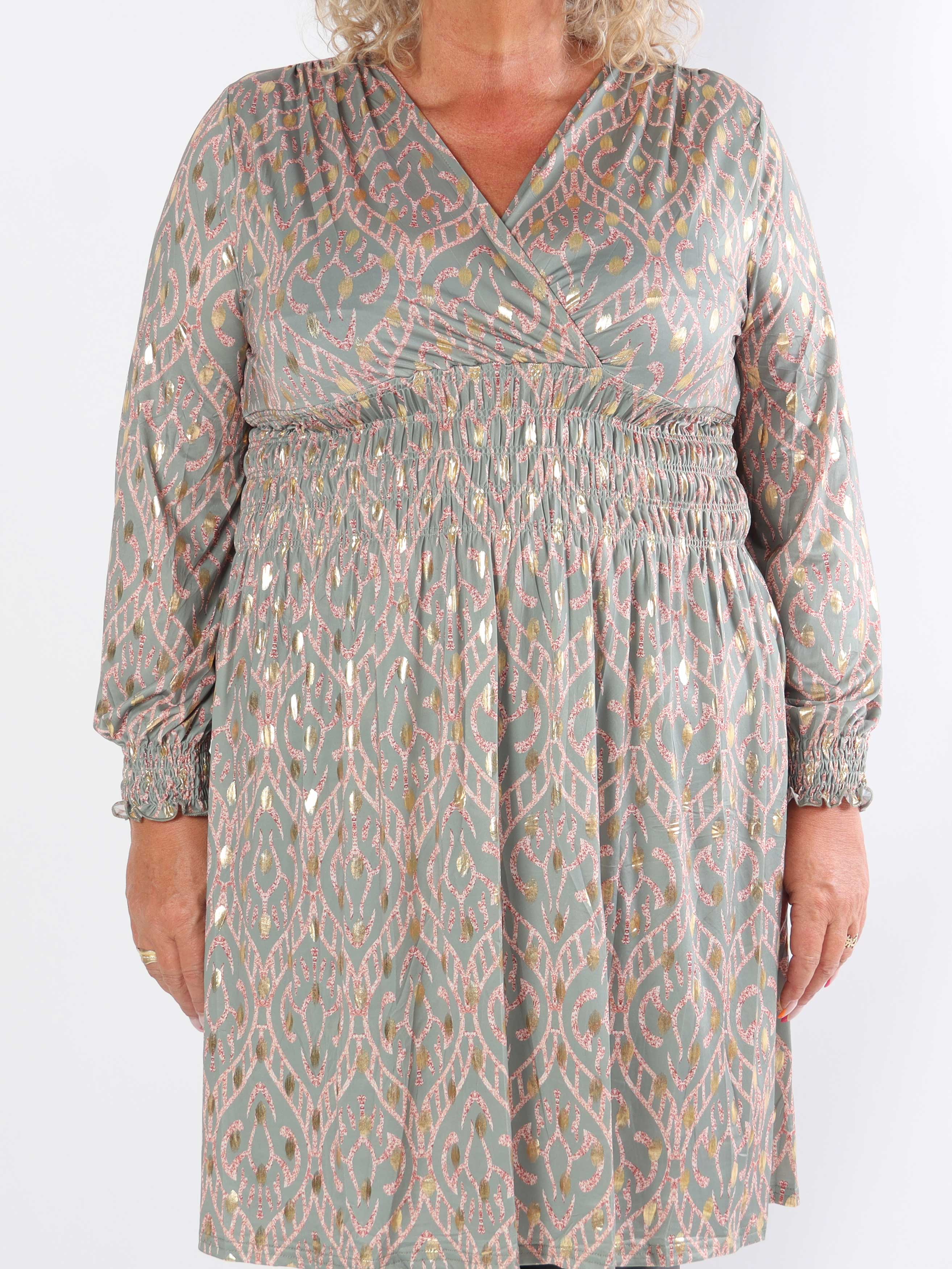 Pams Boho Short L/S - Mönstrad klänning med resår i skrynkelfritt tyg i plus size