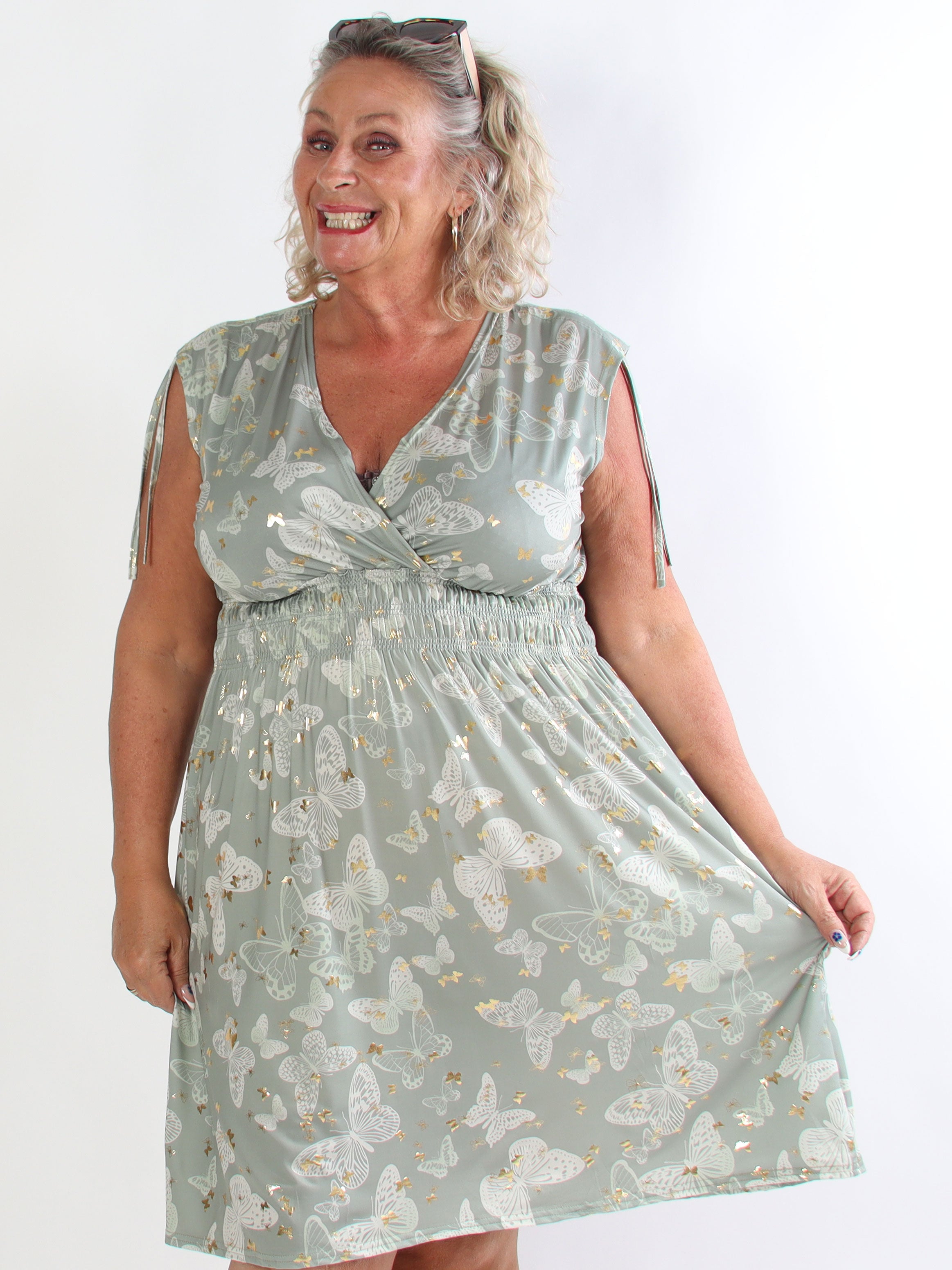Pams Butterfly Sleeveless Short - Elastisk plus size klänning med fjärilstryck och smock i midjan