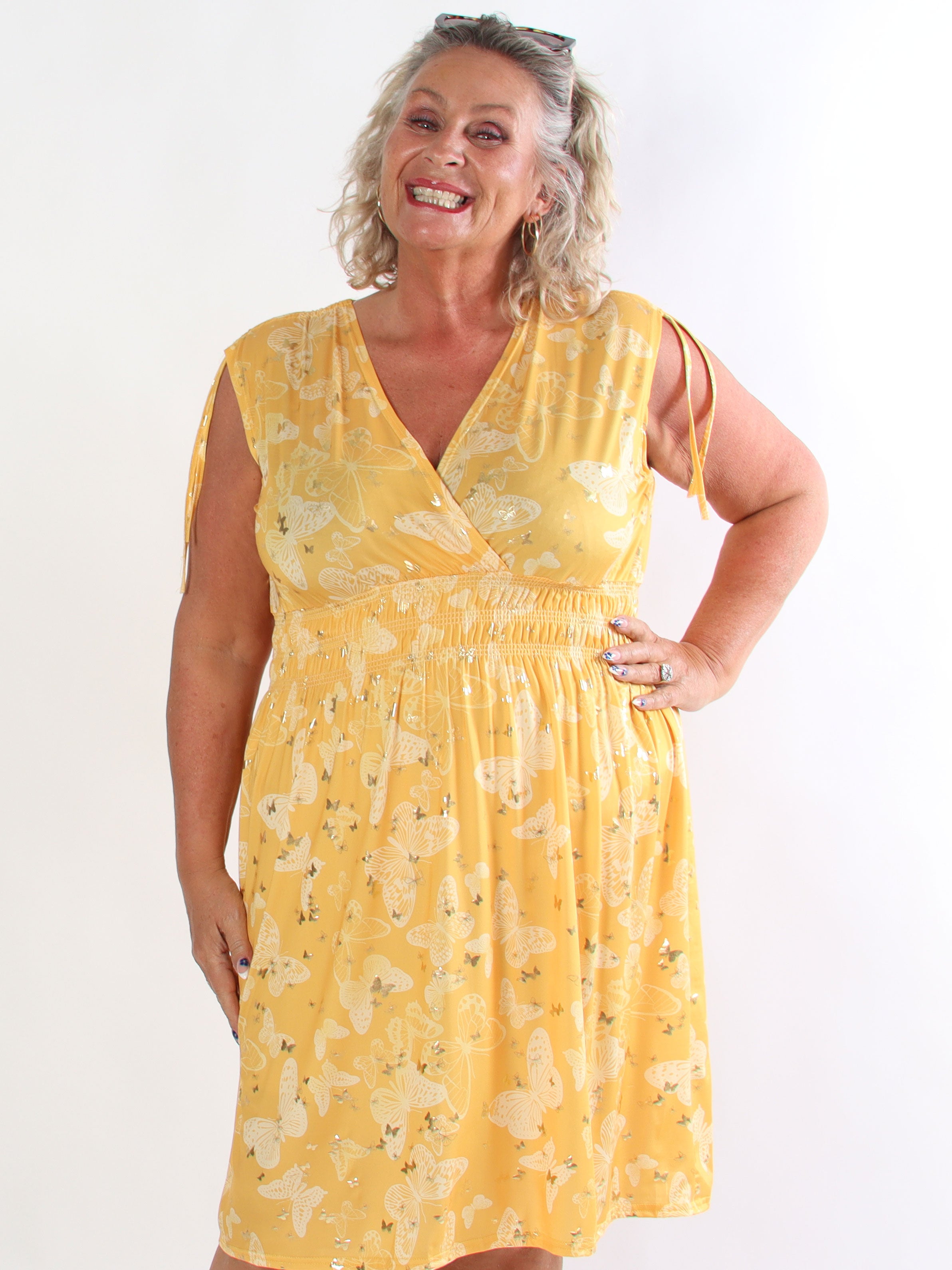 Pams Butterfly Sleeveless Short - Elastisk plus size klänning med fjärilstryck och smock i midjan