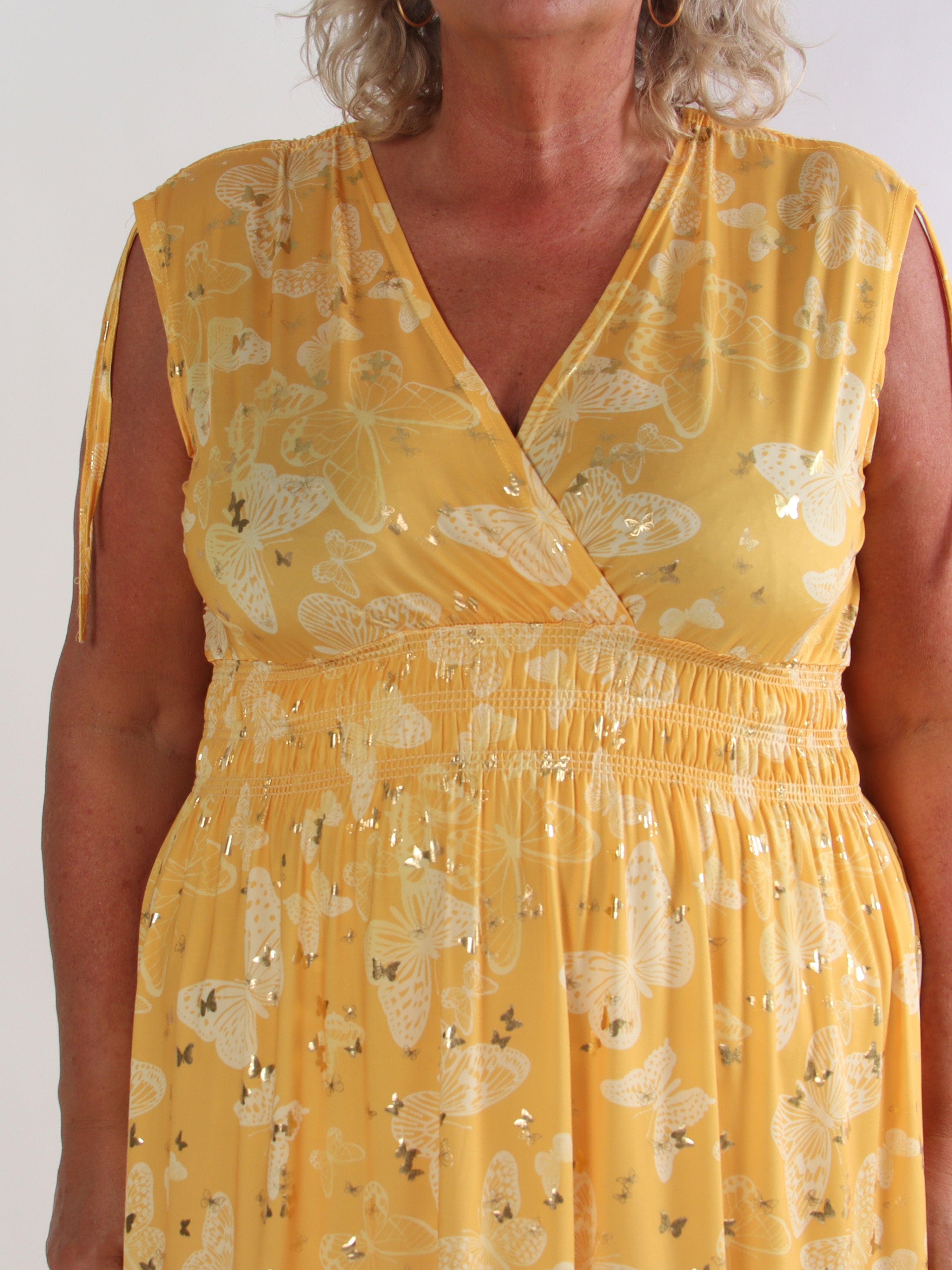 Pams Butterfly Sleeveless Short - Elastisk plus size klänning med fjärilstryck och smock i midjan