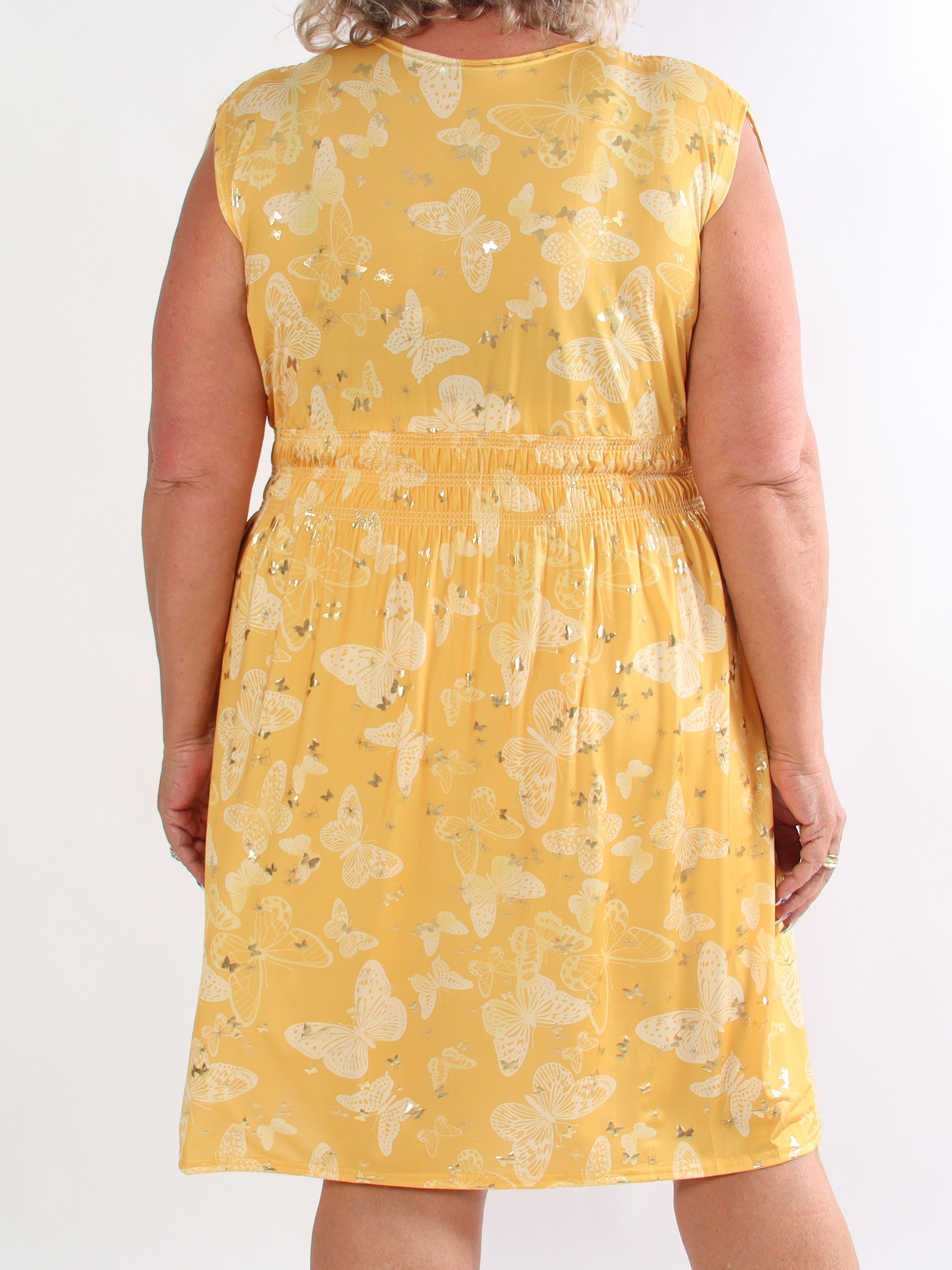 Pams Butterfly Sleeveless Short - Elastisk plus size klänning med fjärilstryck och smock i midjan