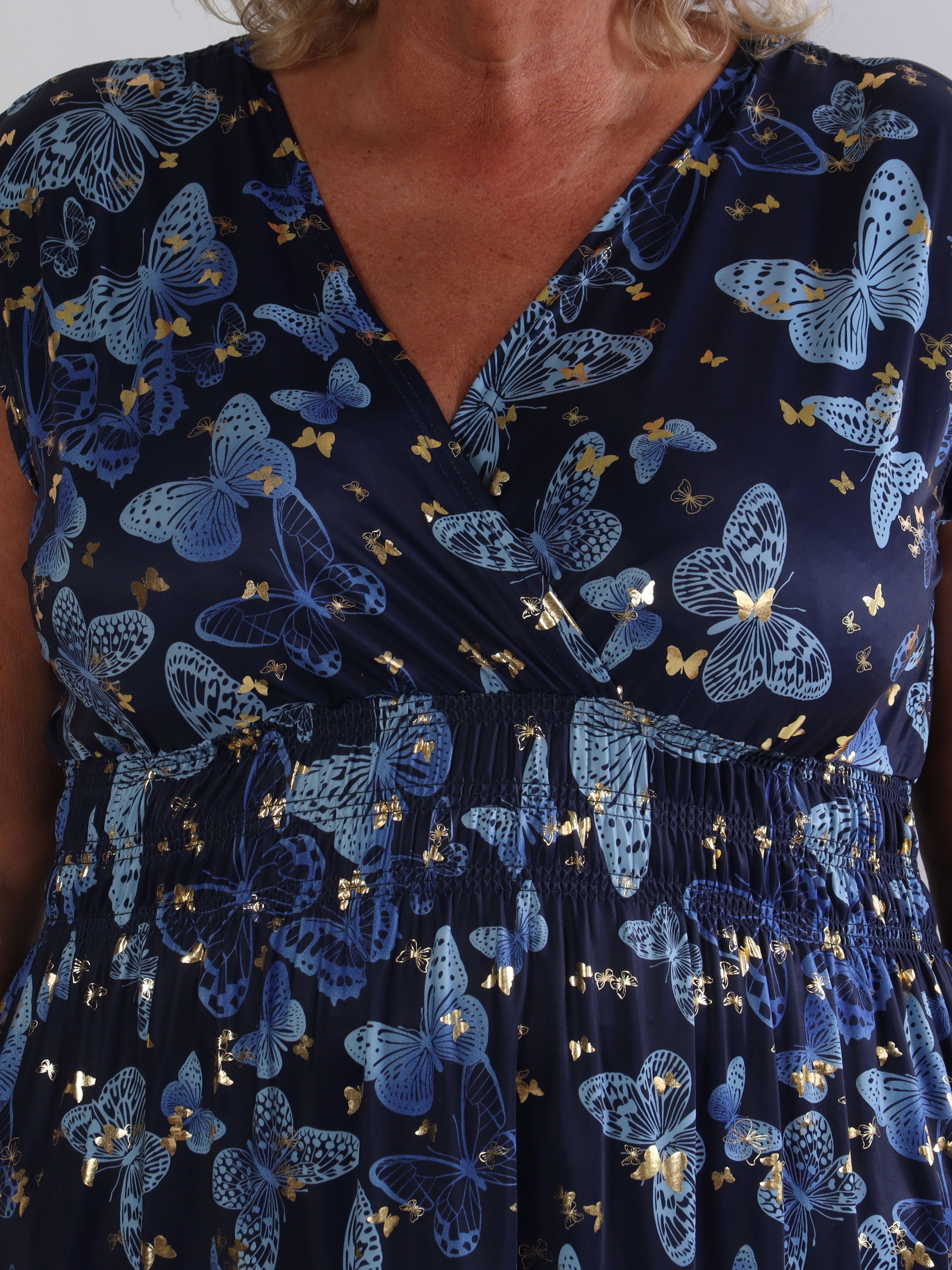 Pams Butterfly Sleeveless Short - Elastisk plus size klänning med fjärilstryck och smock i midjan