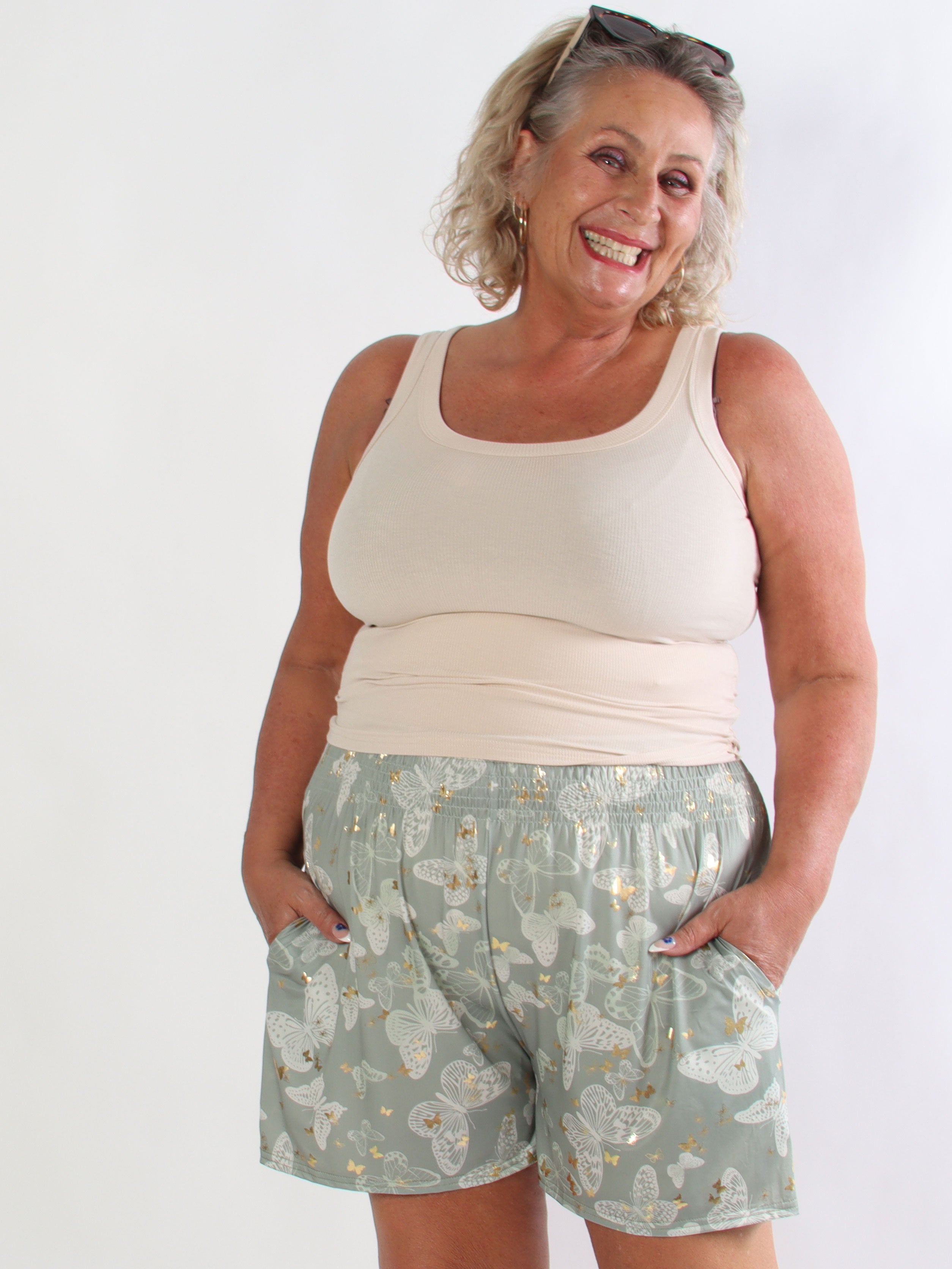 Pams Butterfly Shorts - Plus size shorts med sommerfugleprint og gulddetaljer
