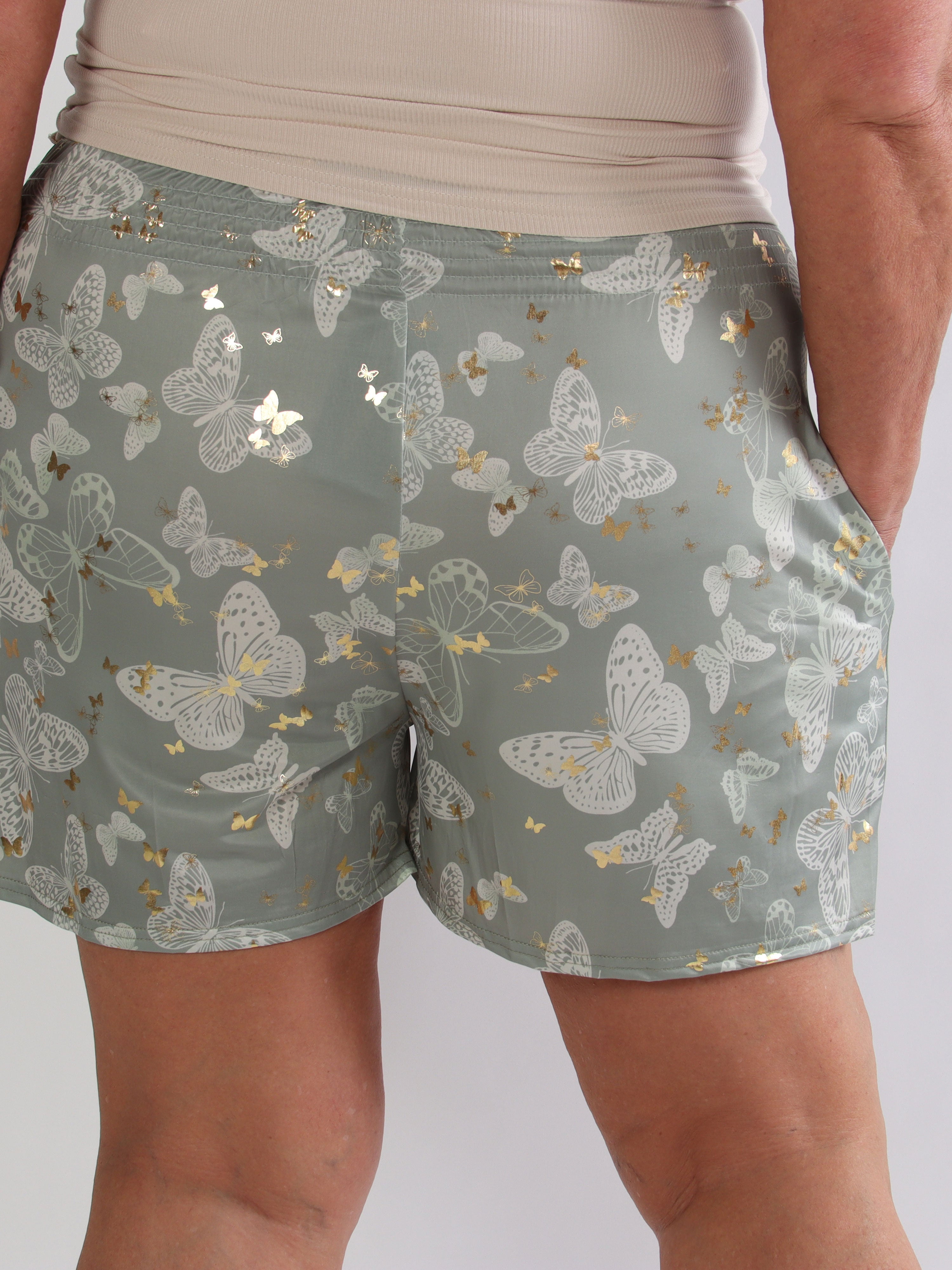 Pams Butterfly Shorts - Plus size shorts med sommerfugleprint og gulddetaljer