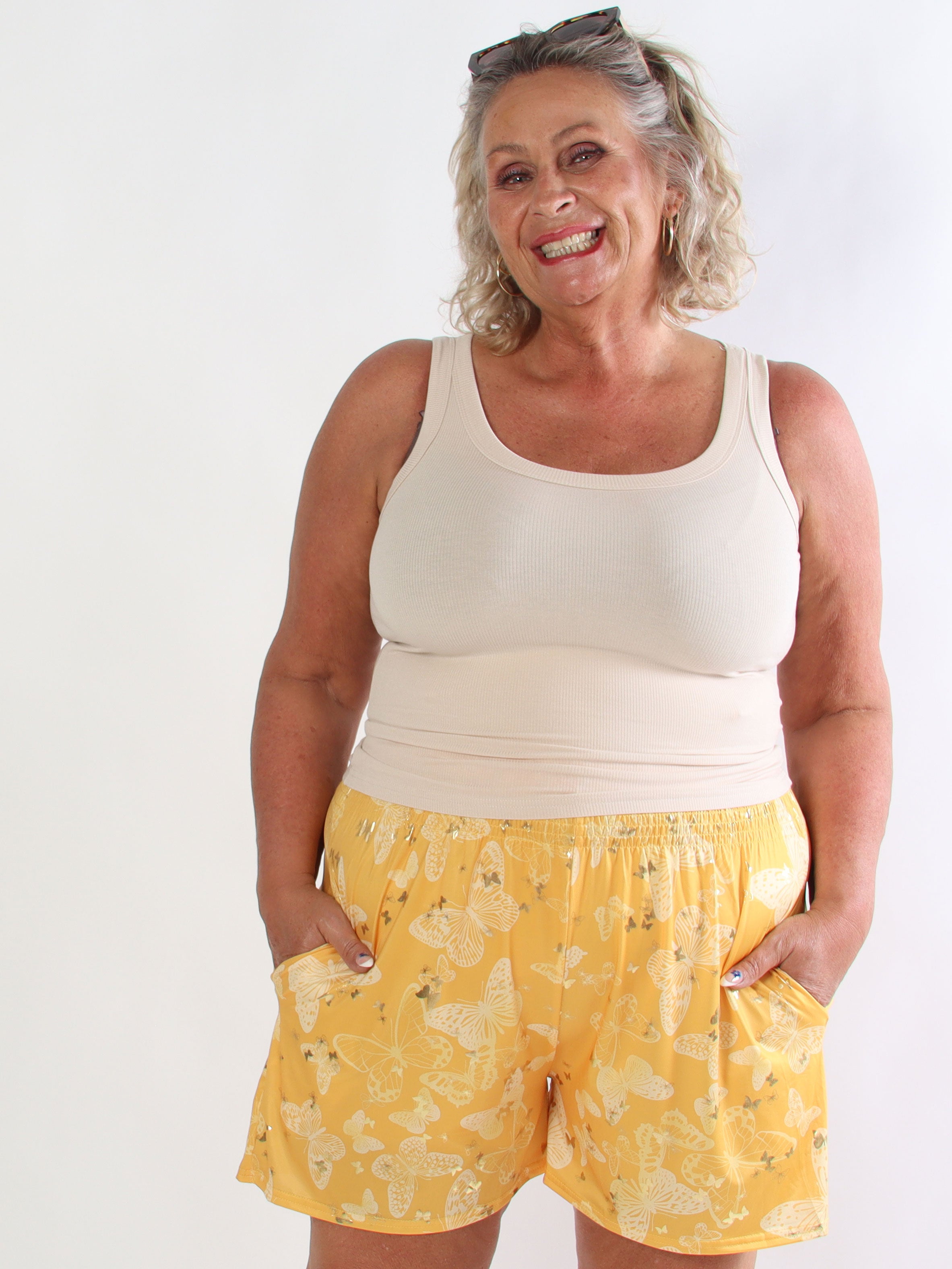 Pams Butterfly Shorts - Plus size shorts med sommerfugleprint og gulddetaljer