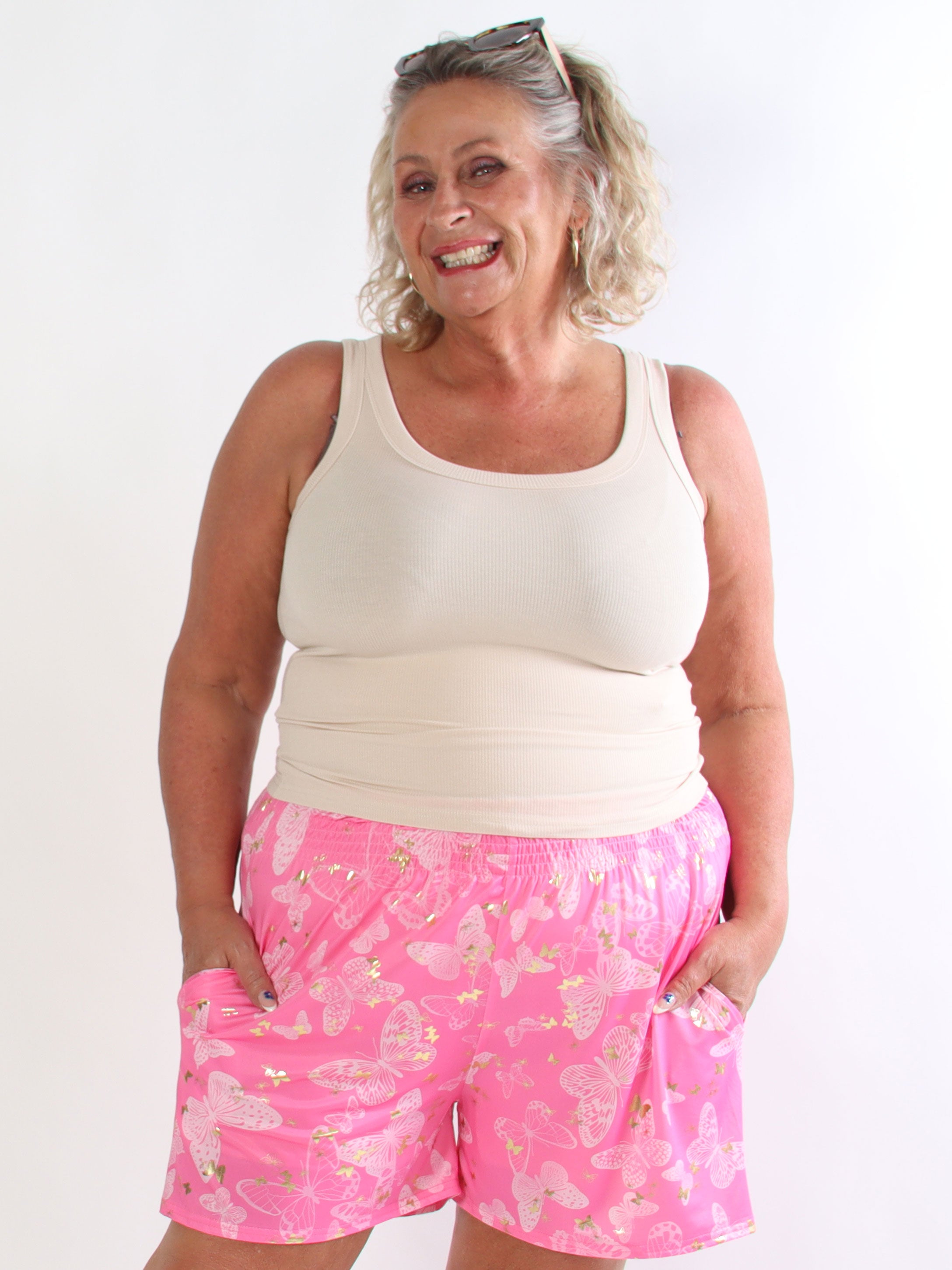 Pams Butterfly Shorts - Plus size shorts med sommerfugleprint og gulddetaljer