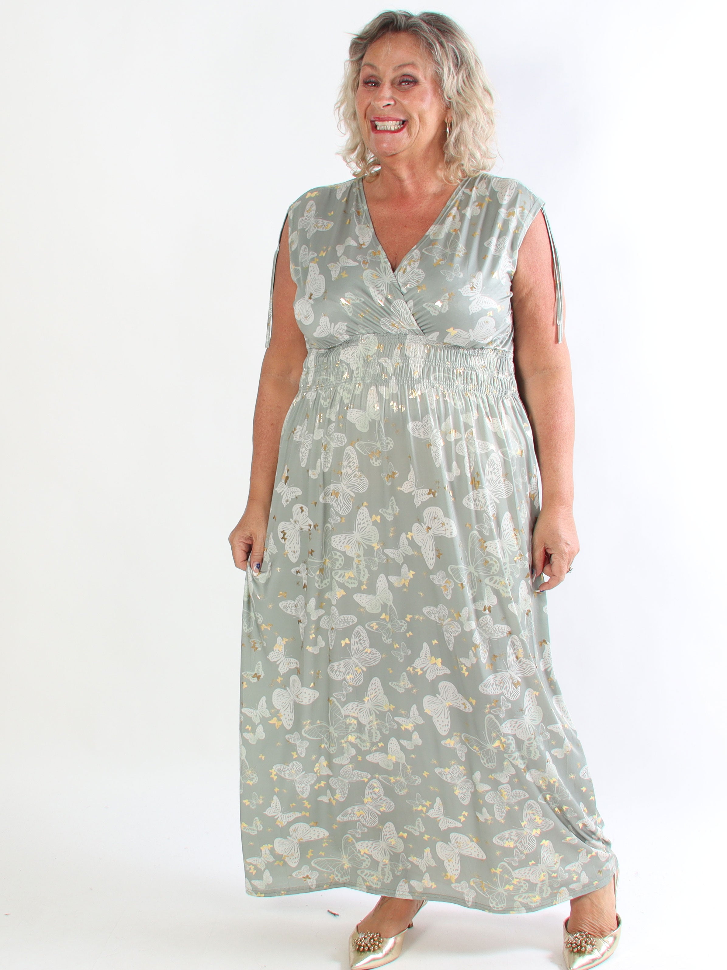 Pams Butterfly Sleeveless - Lang plus size kjole med sommerfugleprint og gulddetaljer