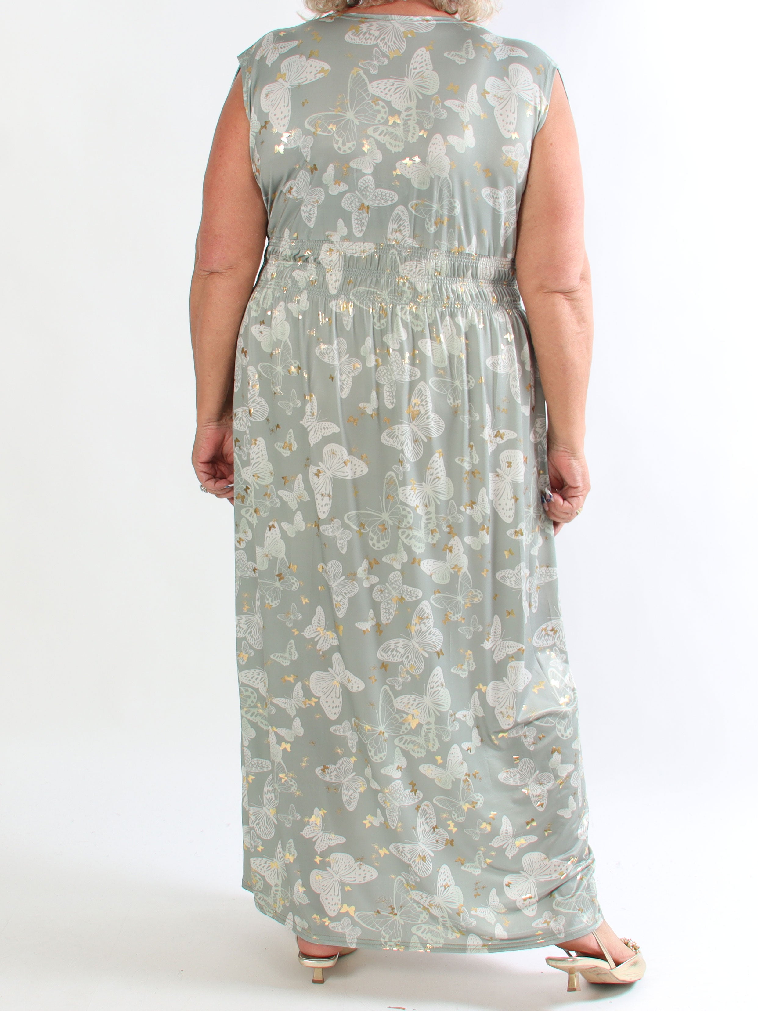Pams Butterfly Sleeveless - Lang plus size kjole med sommerfugleprint og gulddetaljer