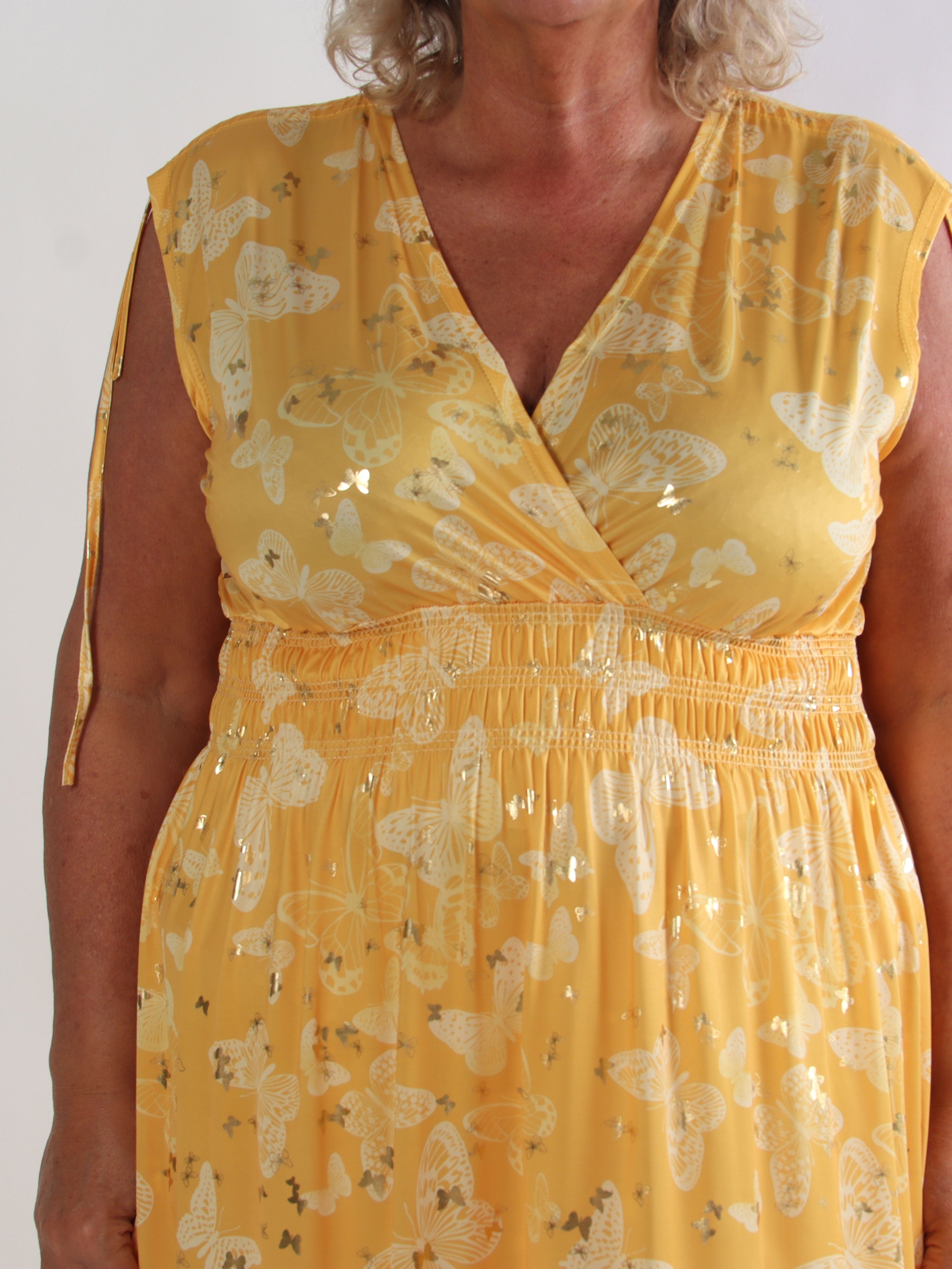 Pams Butterfly Sleeveless - Lang plus size kjole med sommerfugleprint og gulddetaljer