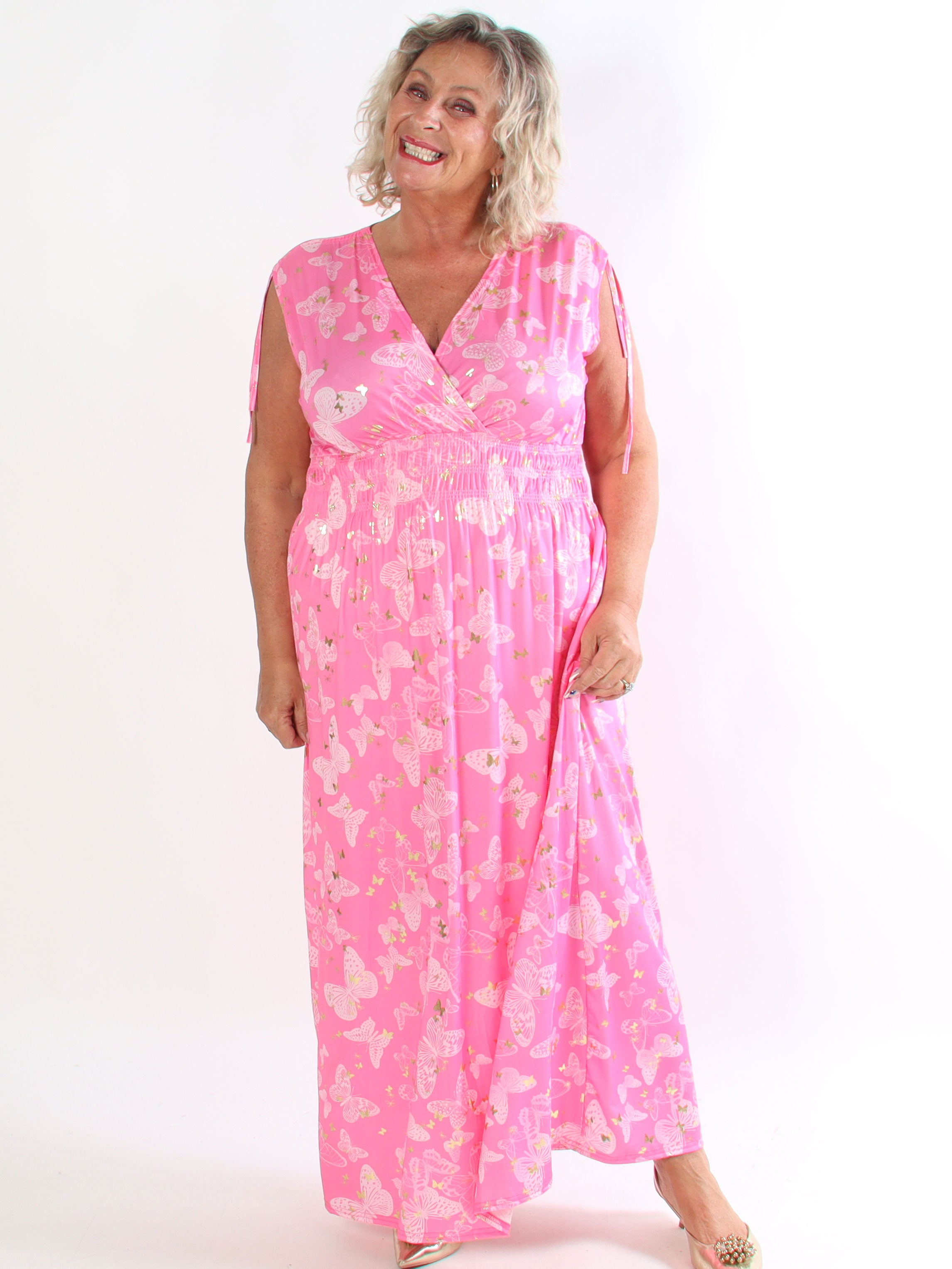 Pams Butterfly Sleeveless - Lang plus size kjole med sommerfugleprint og gulddetaljer