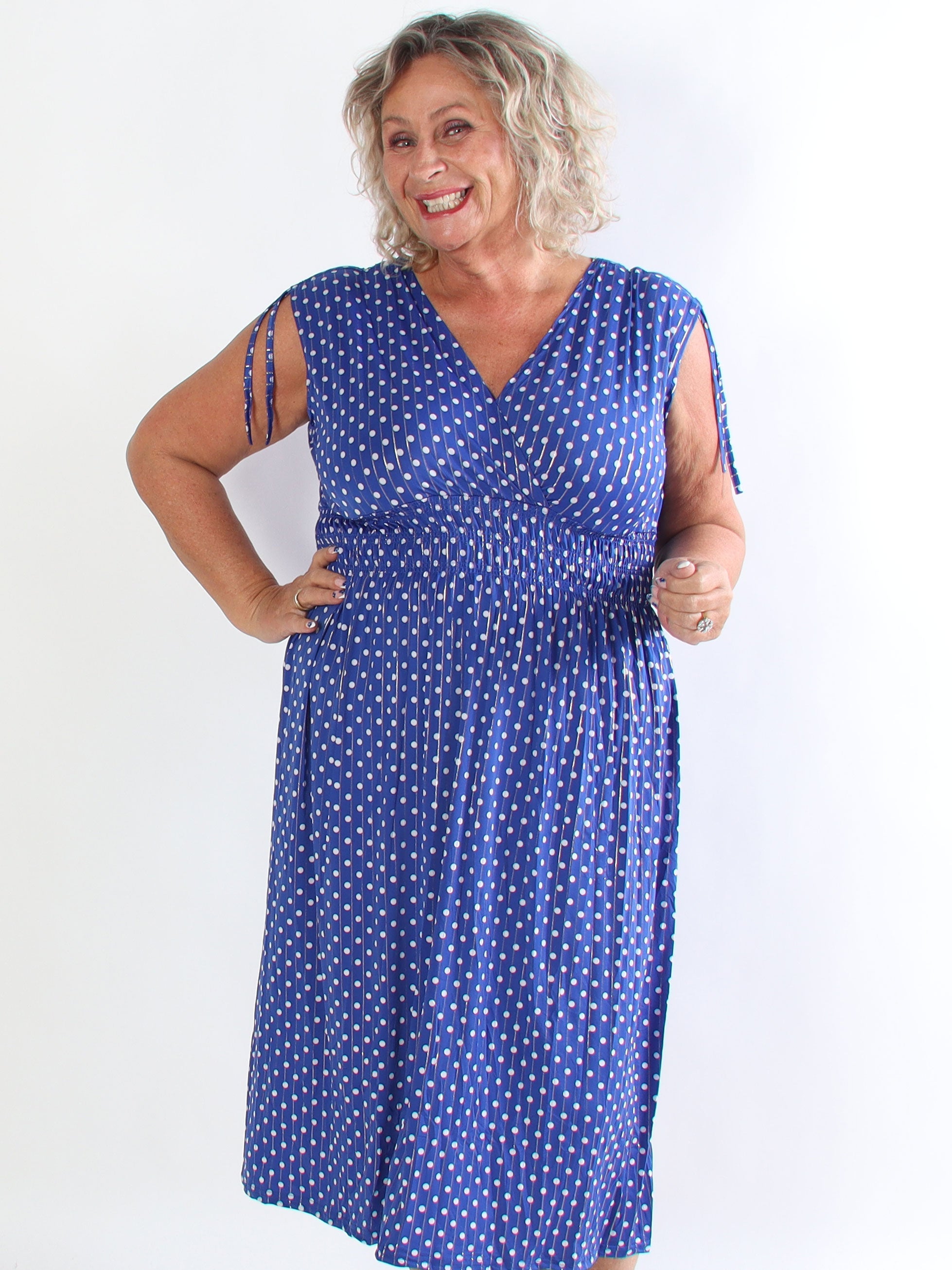Pams Dot Midi N/S - Elastisk plus size kjole med prikker og smock i livet