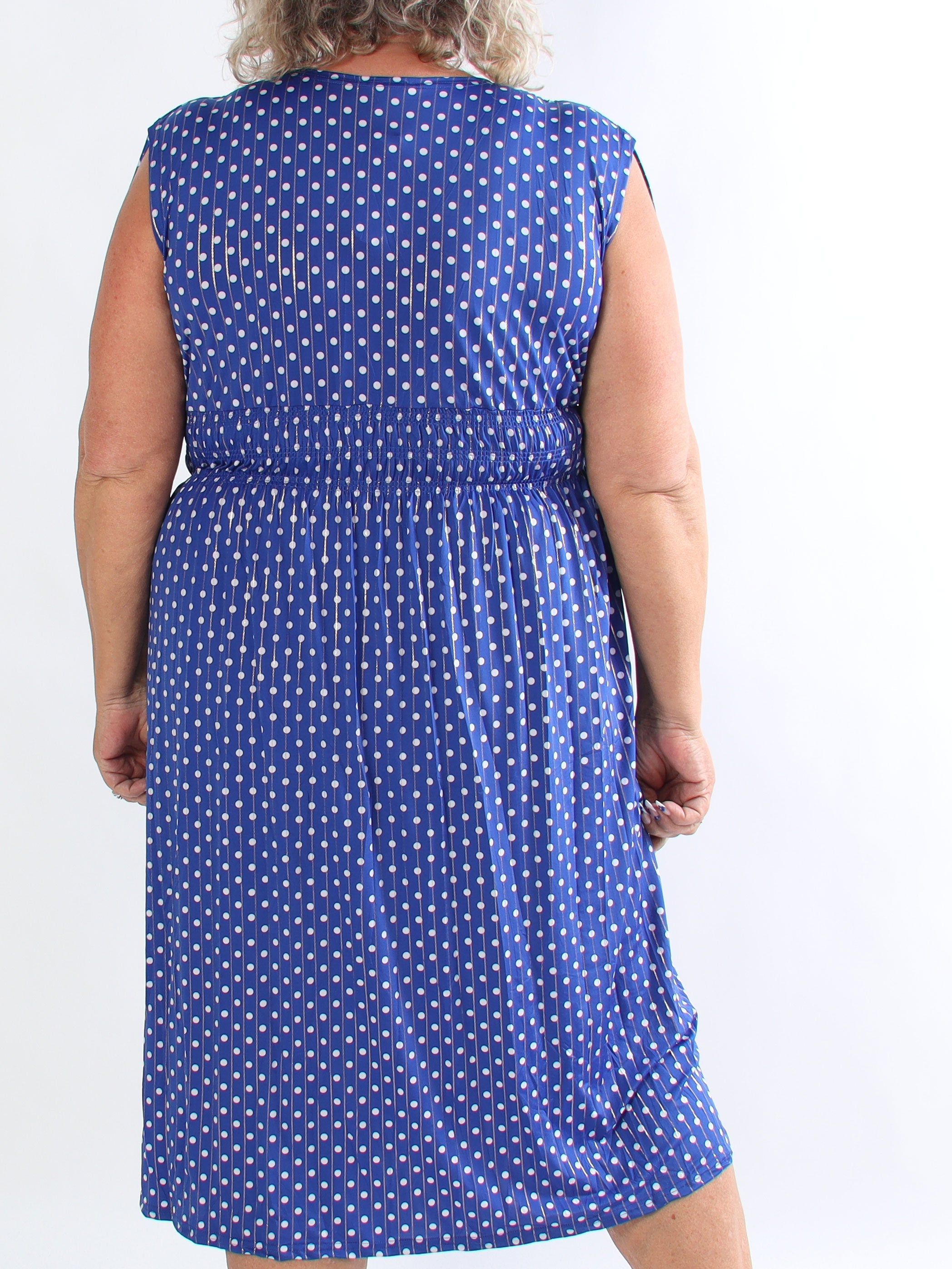 Pams Dot Midi N/S - Elastisk plus size kjole med prikker og smock i livet
