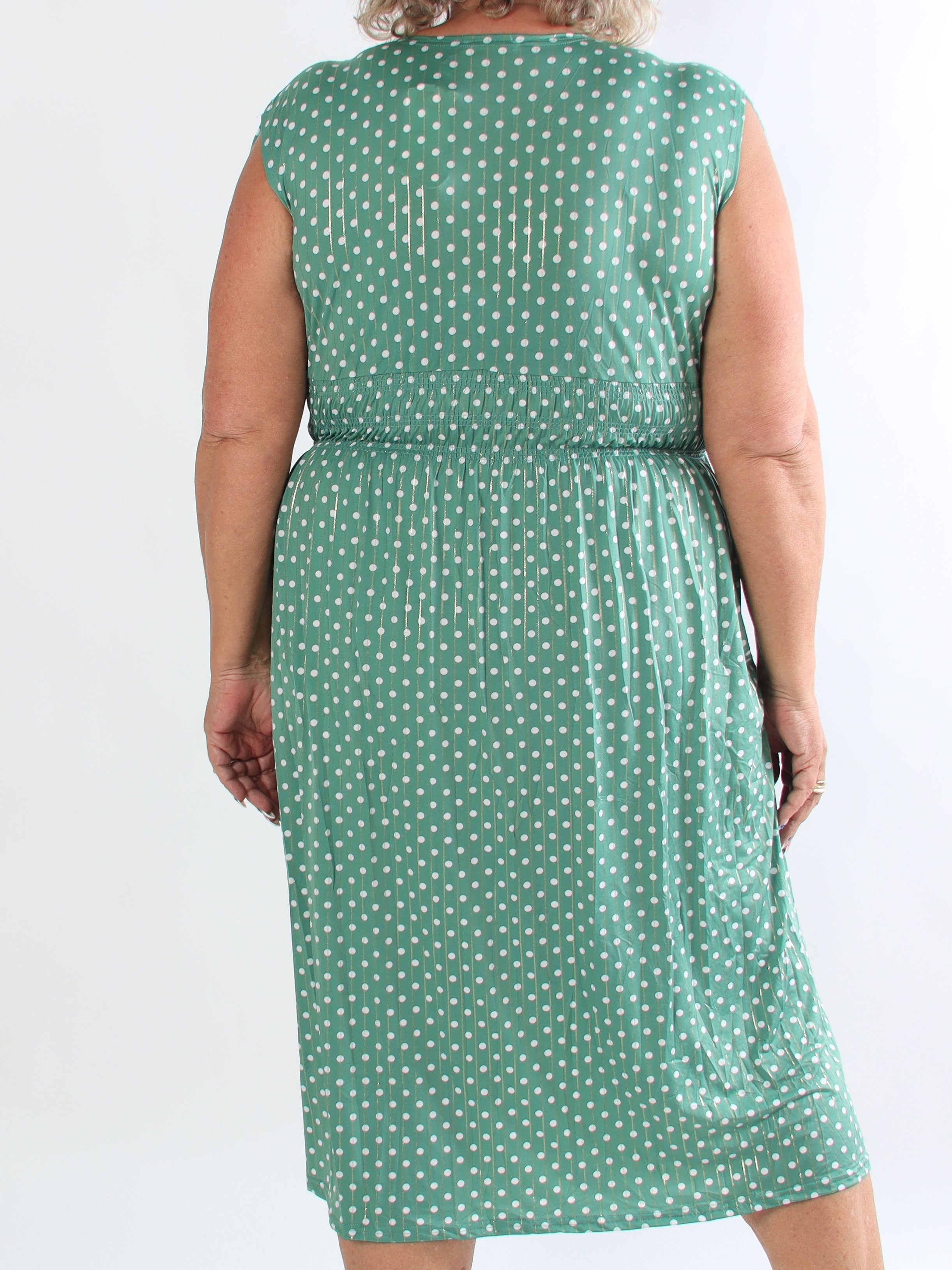 Pams Dot Midi N/S - Elastisk plus size kjole med prikker og smock i livet