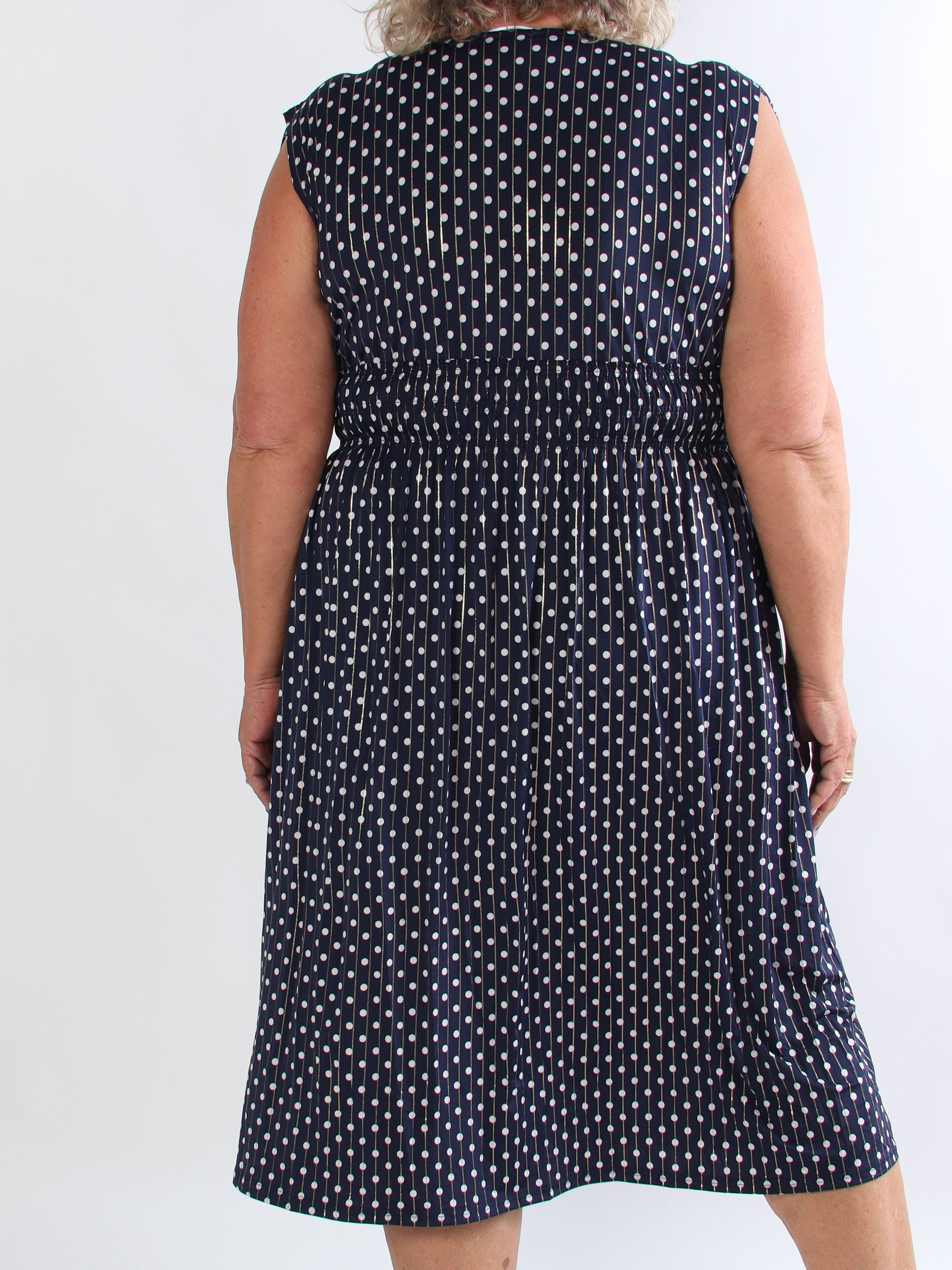 Pams Dot Midi N/S - Elastisk plus size kjole med prikker og smock i livet
