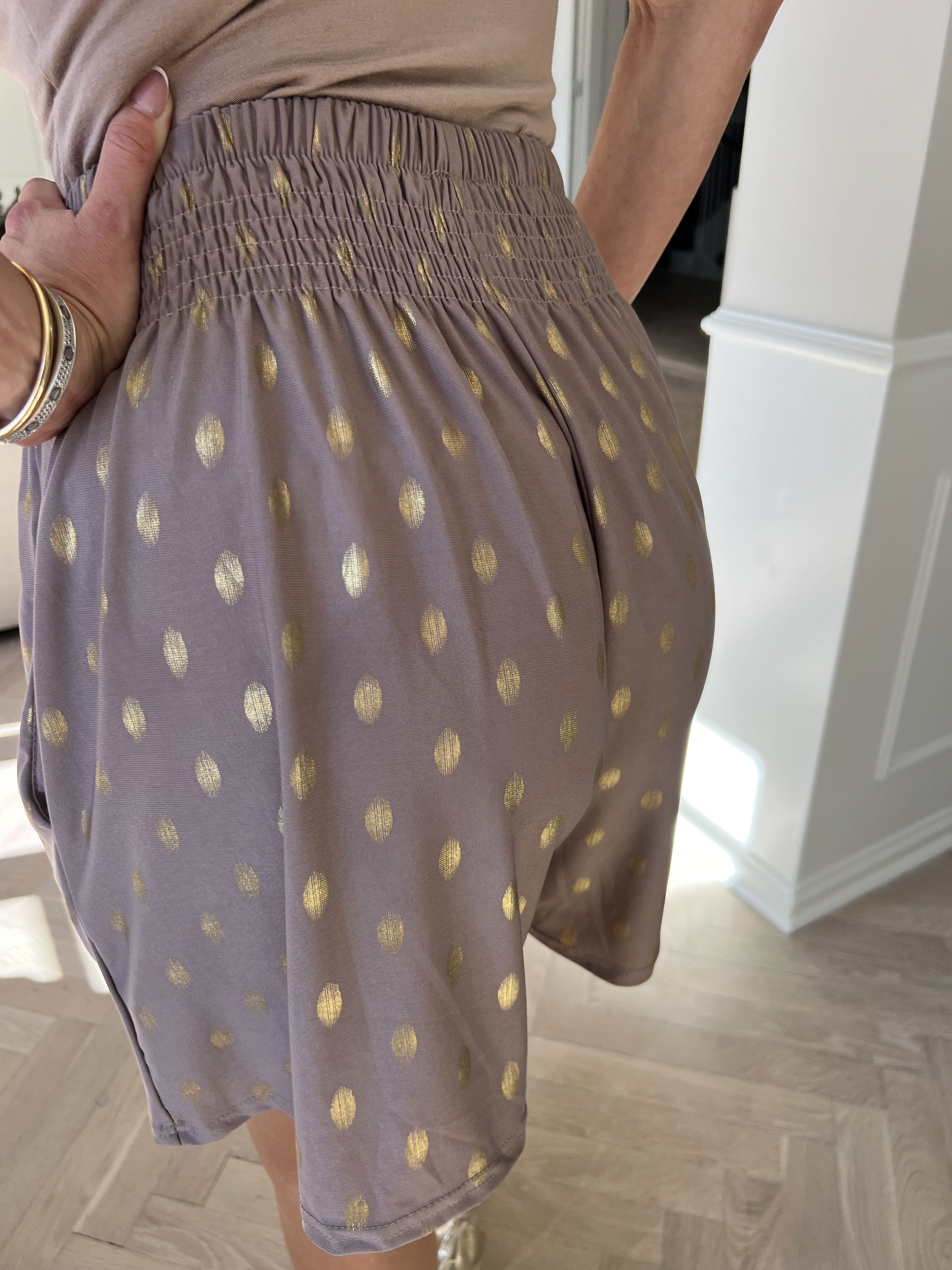 Pams Dot Shorts - Löst sittande shorts i stretchigt tyg med guldprickar