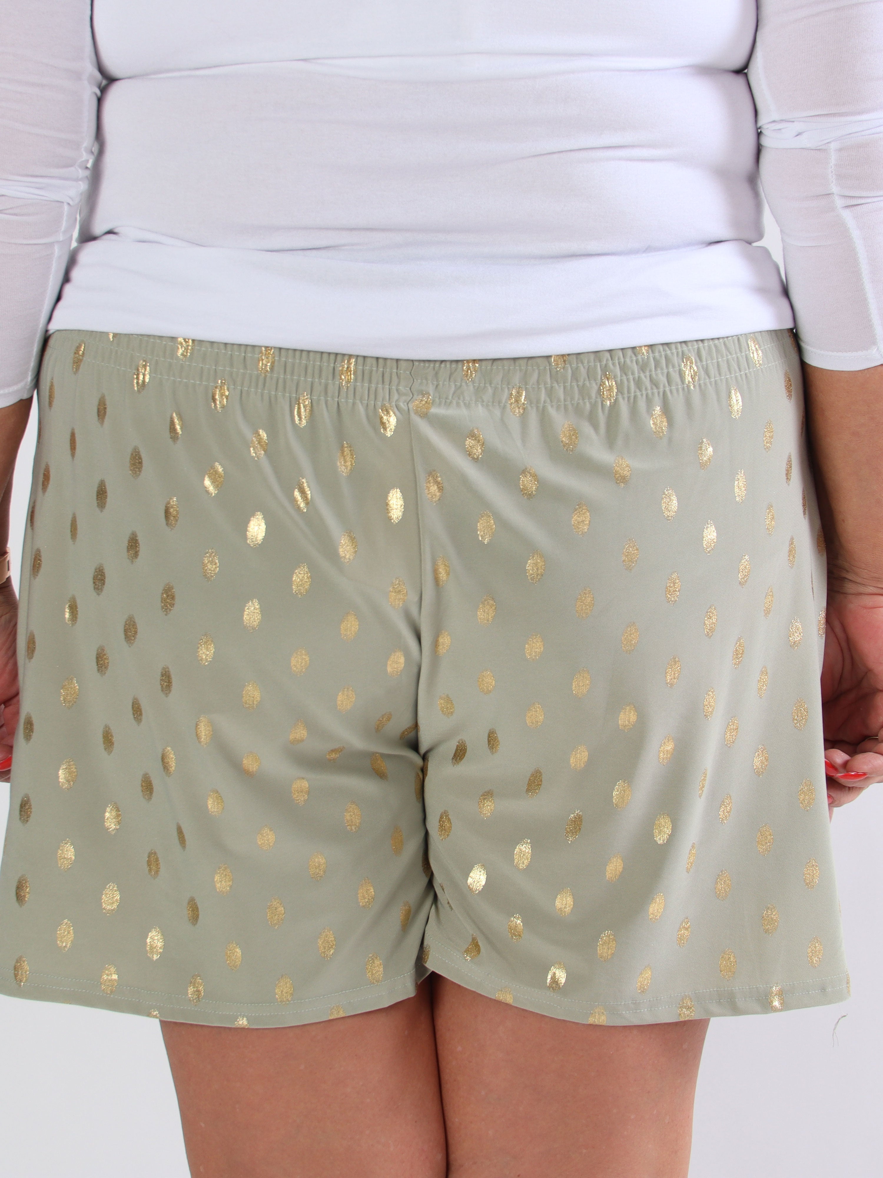 Pams Dot Shorts - Plus size shorts i stretchigt tyg med guldprickar