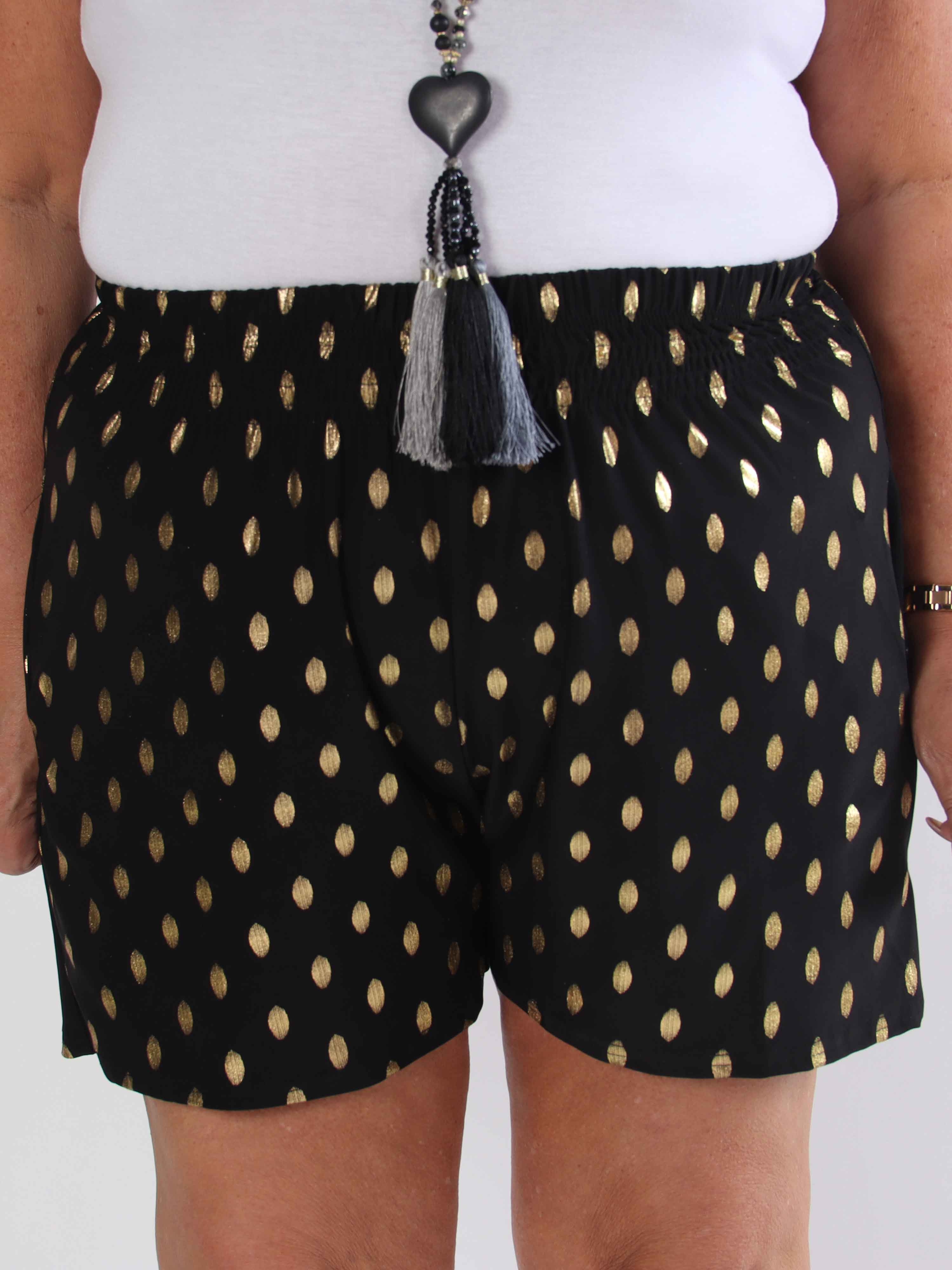 Pams Dot Shorts - Plus size shorts i stretchigt tyg med guldprickar