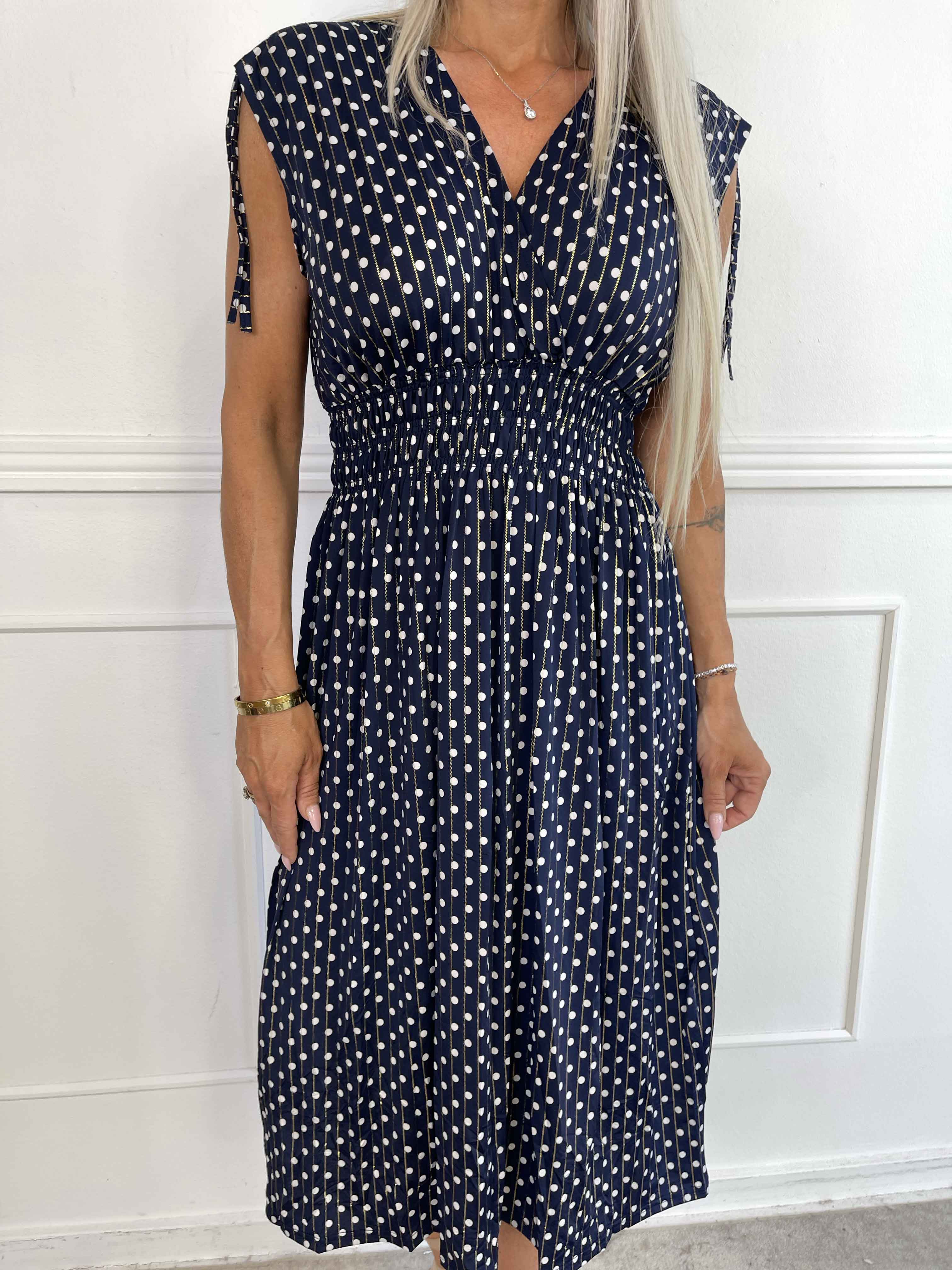 Pams Dot Midi N/S - Elastisk kjole med prikker og smock i livet