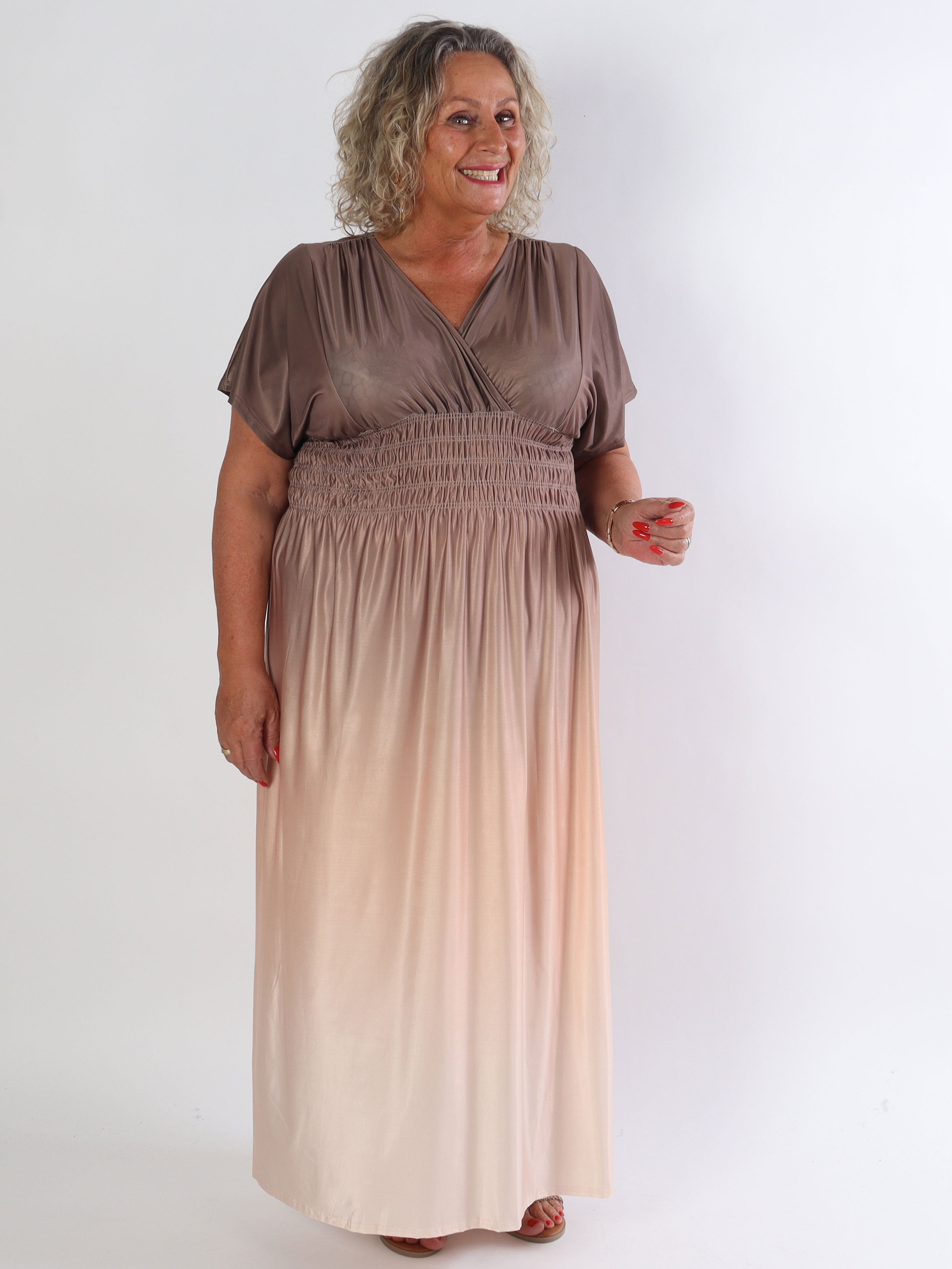 Pams Fade - Lång mångfärgad stretchig plus size klänning