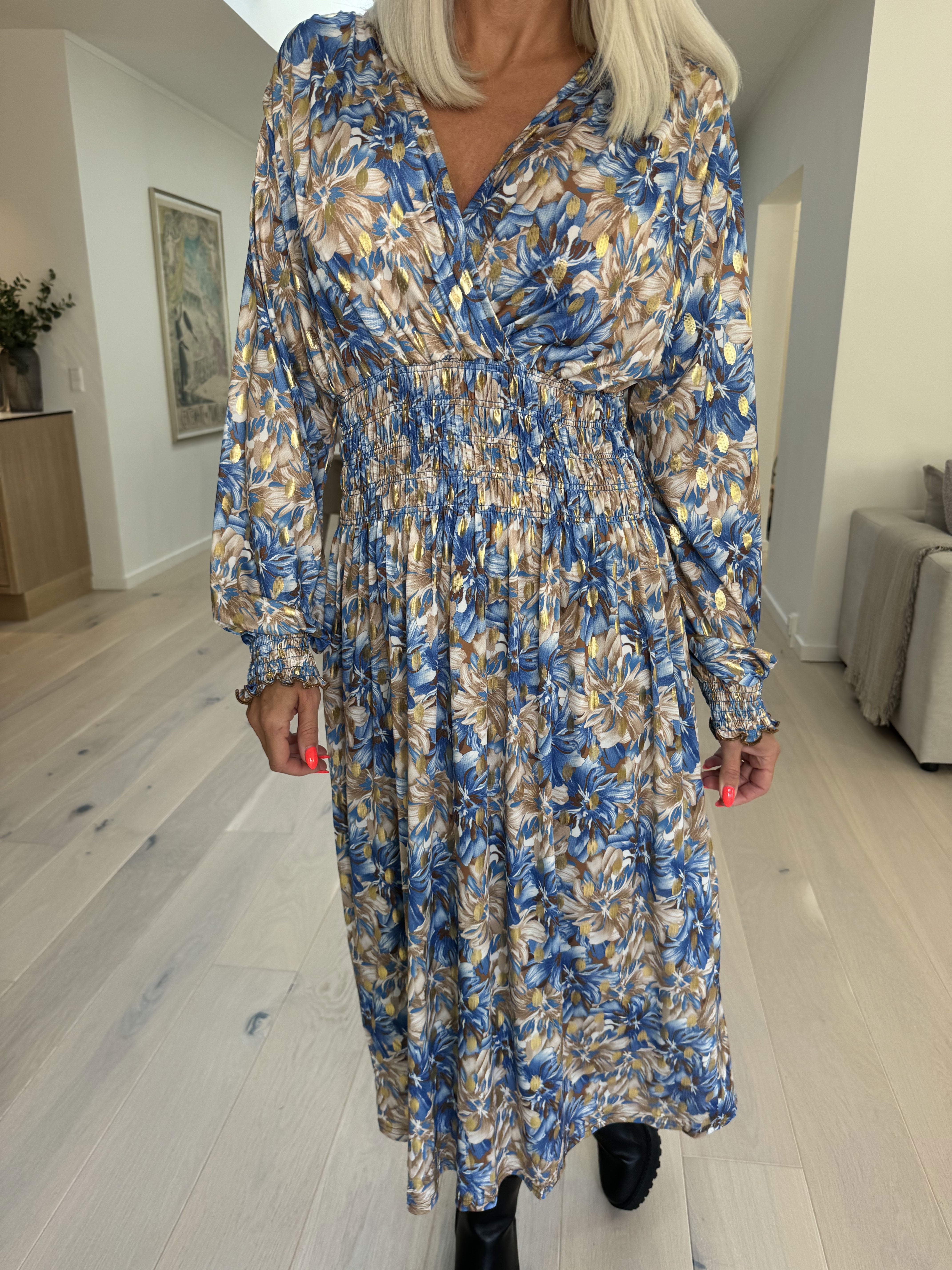 Pams Floral Midi L/S - Klänning med resår i skrynkelfritt tyg