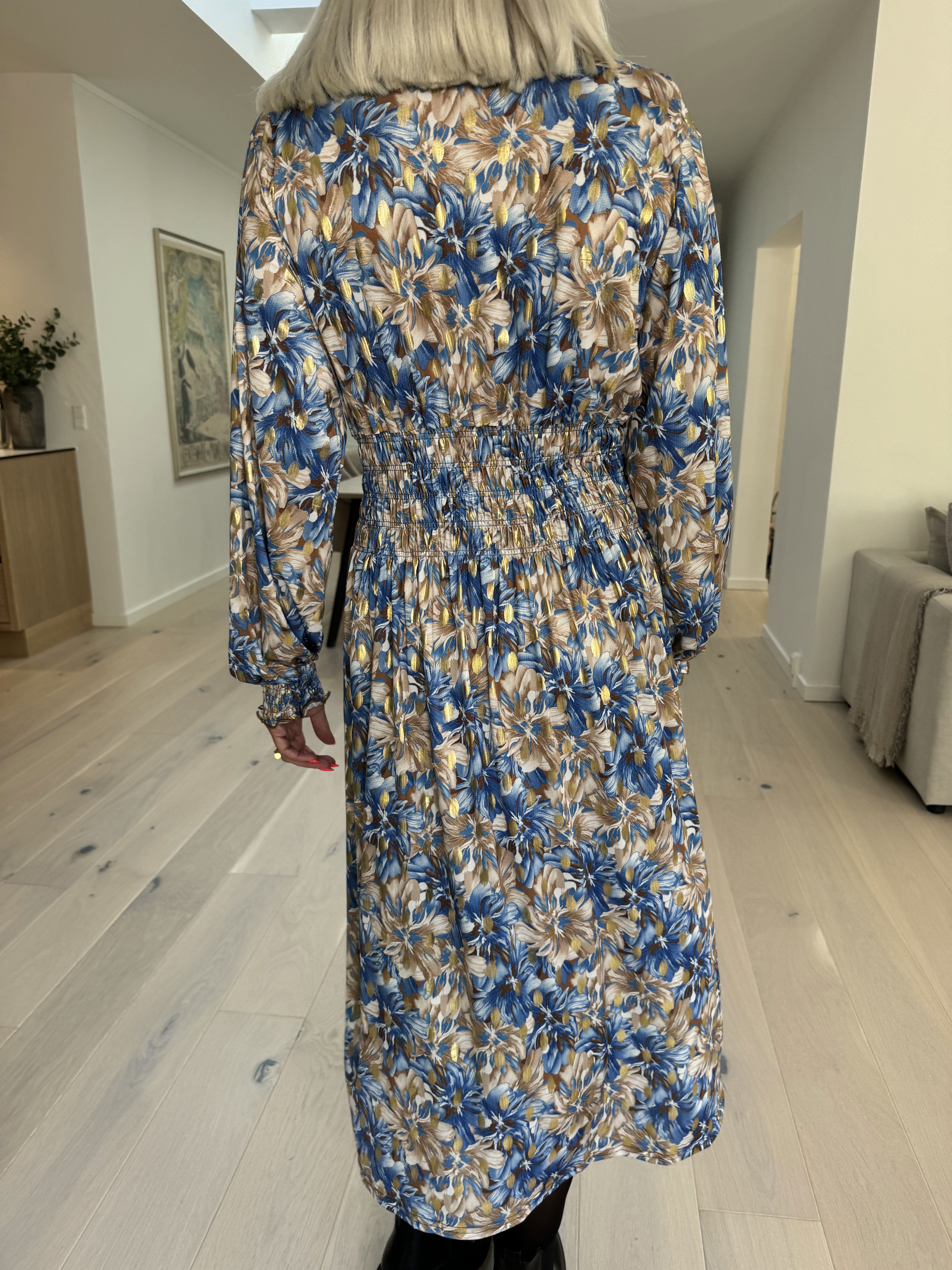 Pams Floral Midi L/S - Klänning med resår i skrynkelfritt tyg
