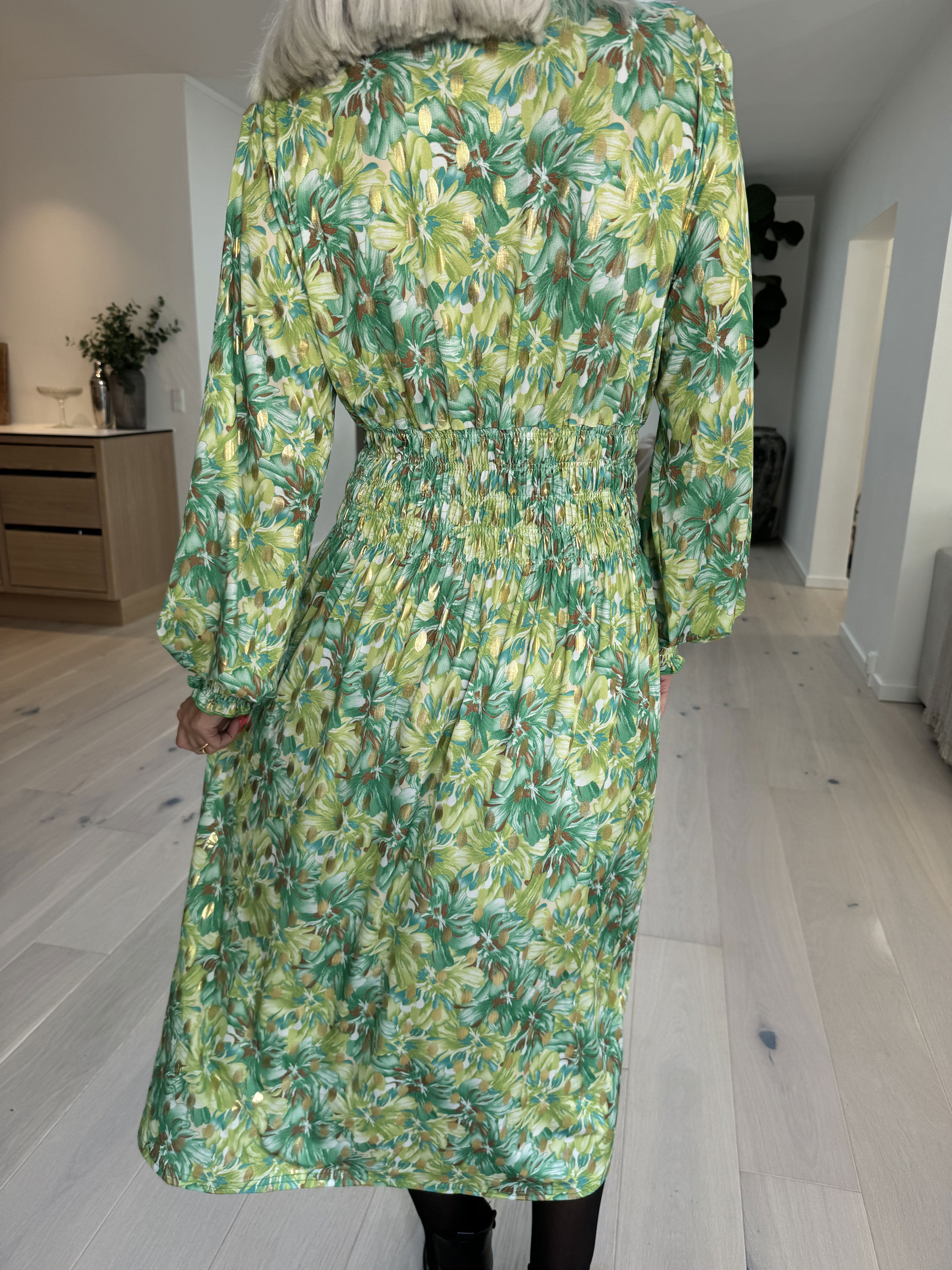 Pams Floral Midi L/S - Klänning med resår i skrynkelfritt tyg