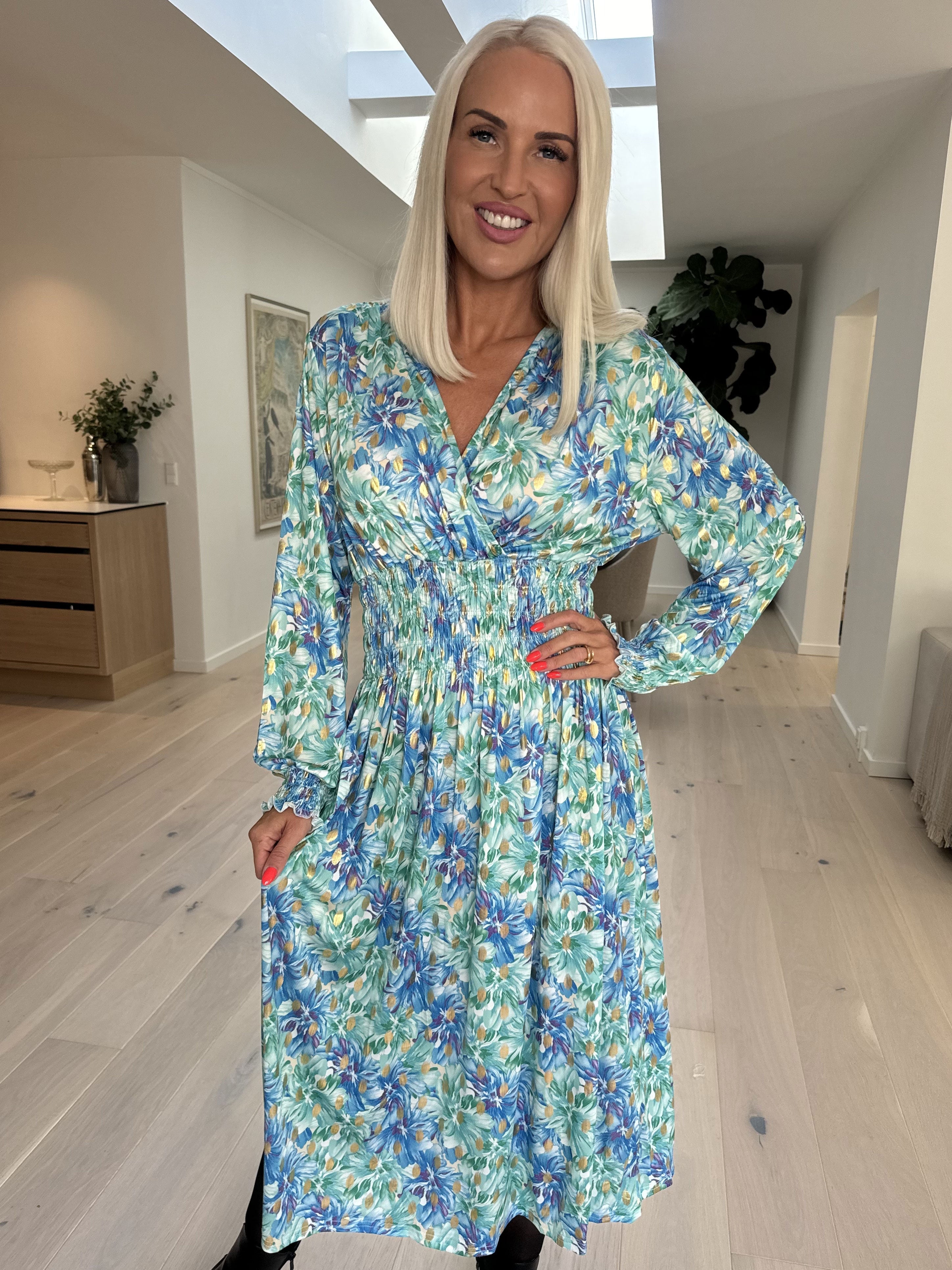Pams Floral Midi L/S - Klänning med resår i skrynkelfritt tyg