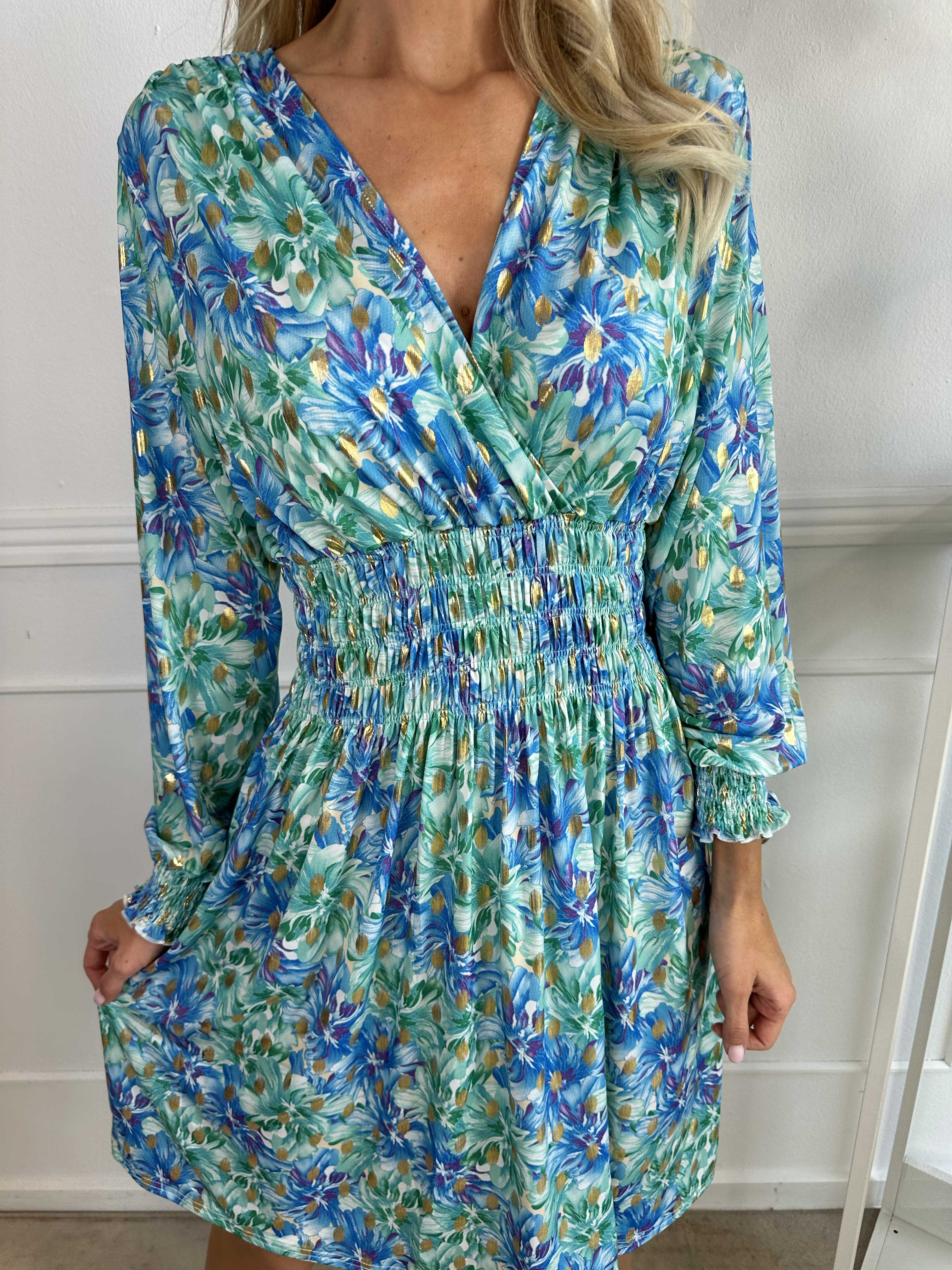 Pams Floral Short L/S - Elastisk klänning med smockad midja