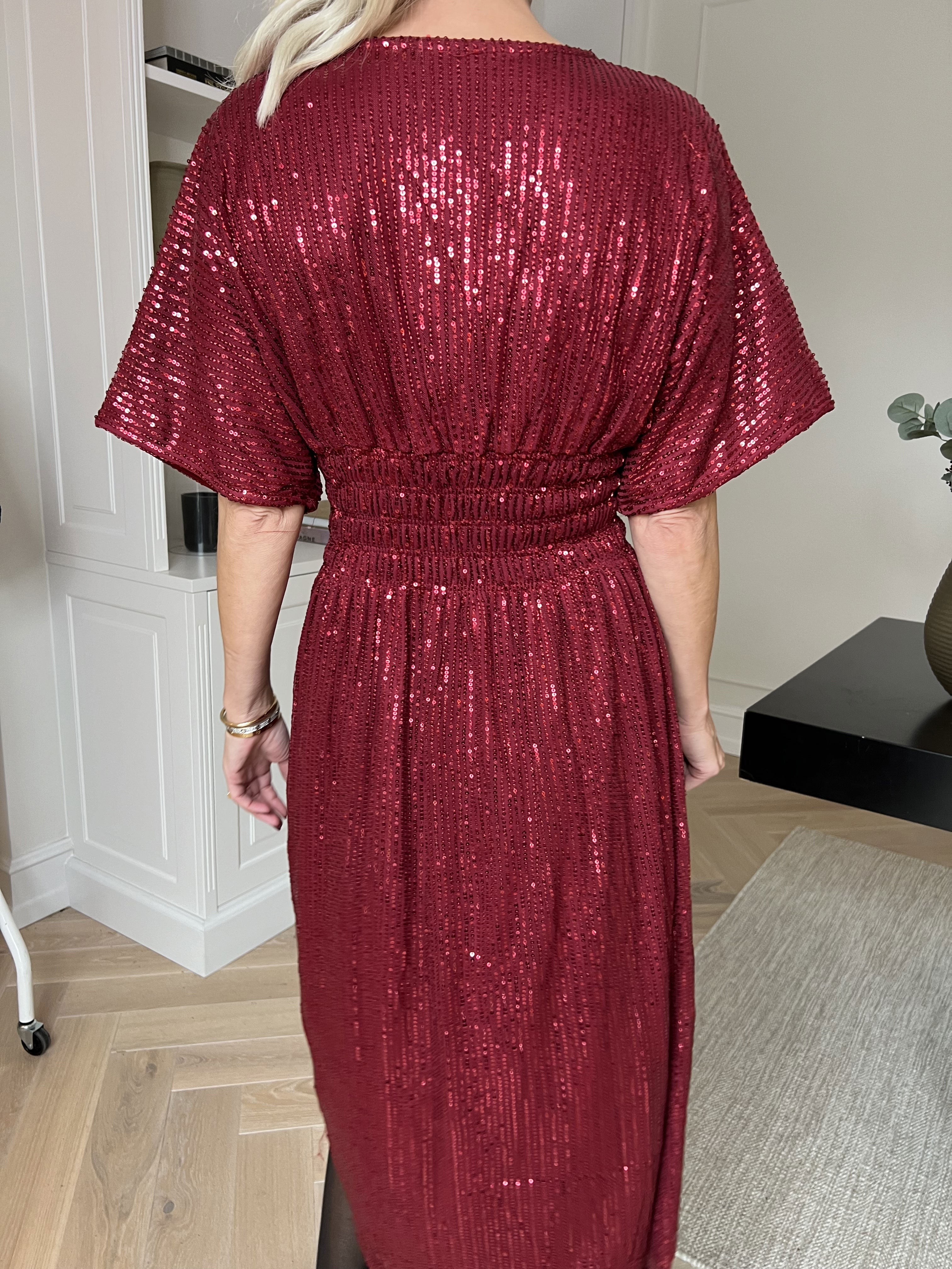 Pams Glitter Midi - Fin klänning med paljetter och smock i midjan