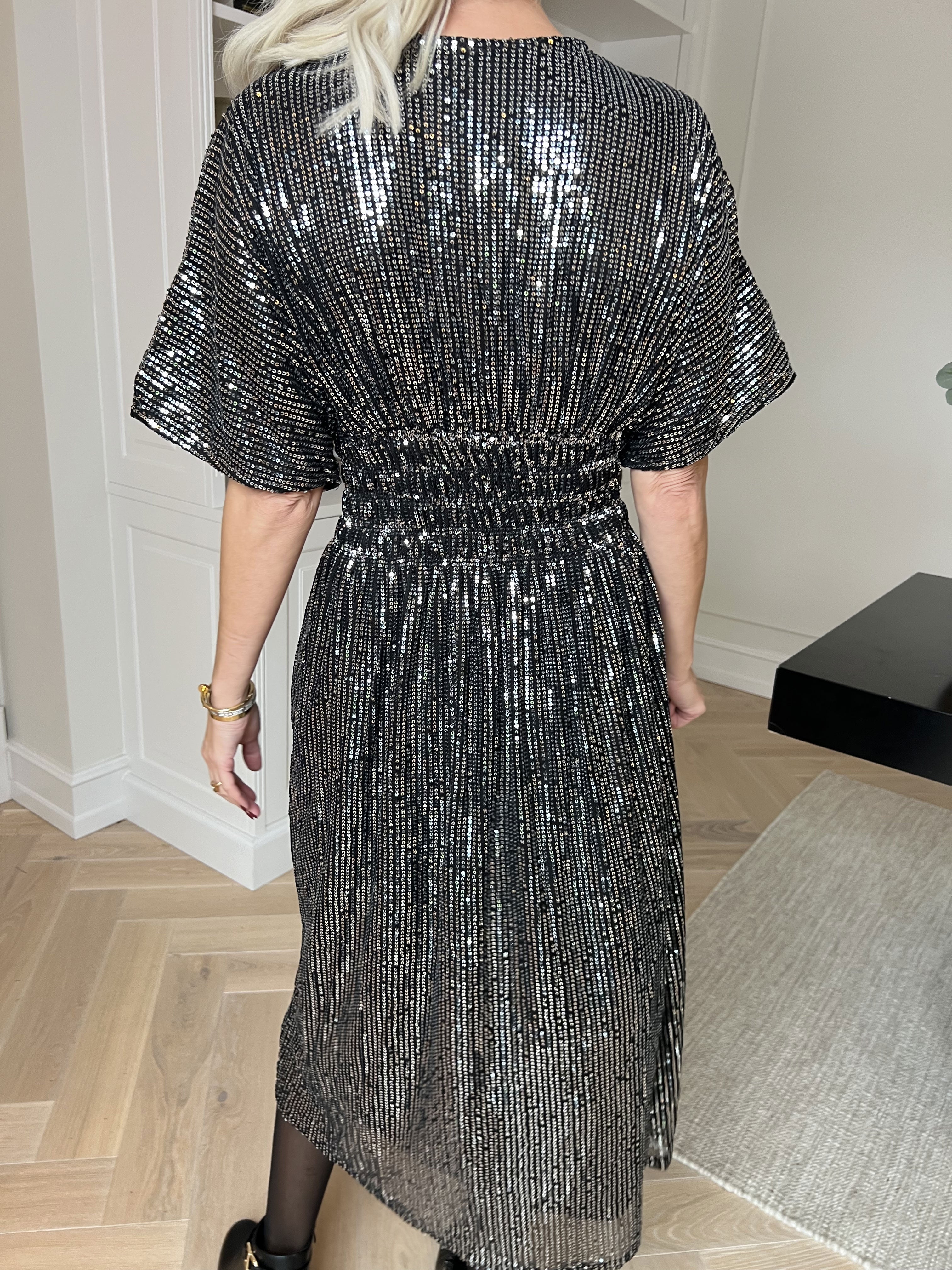 Pams Glitter Midi - Fin klänning med paljetter och smock i midjan
