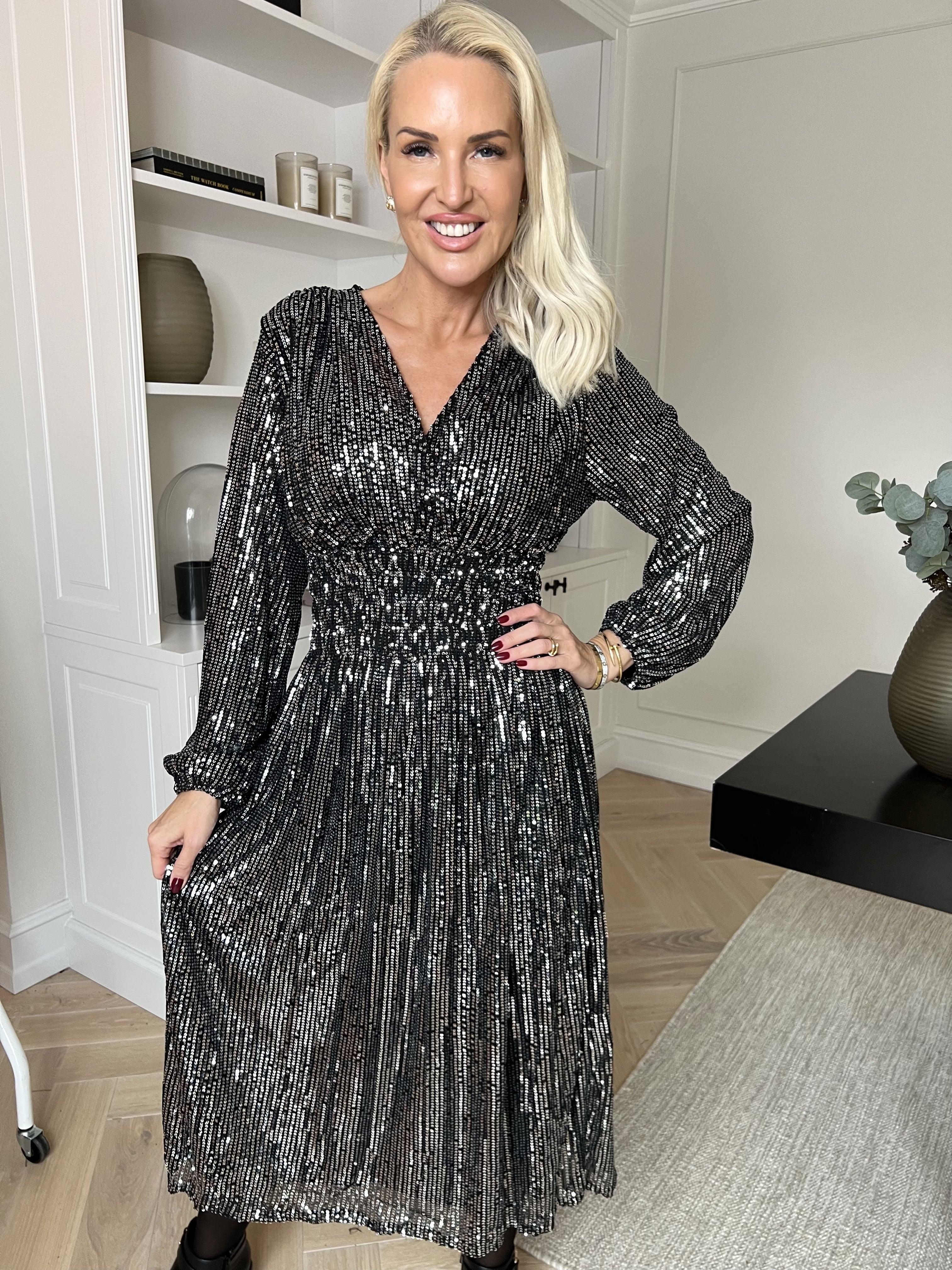 Pams Glitter Midi L/S - Vacker klänning med smock och paljetter