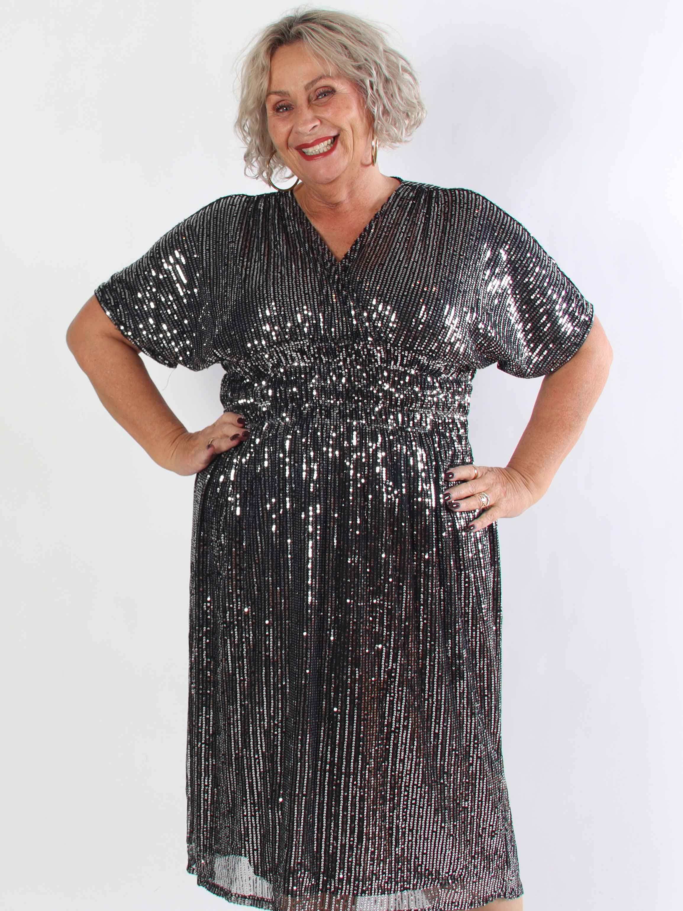 Pams Glitter Midi - Fin plus size klänning med paljetter och smock i midjan
