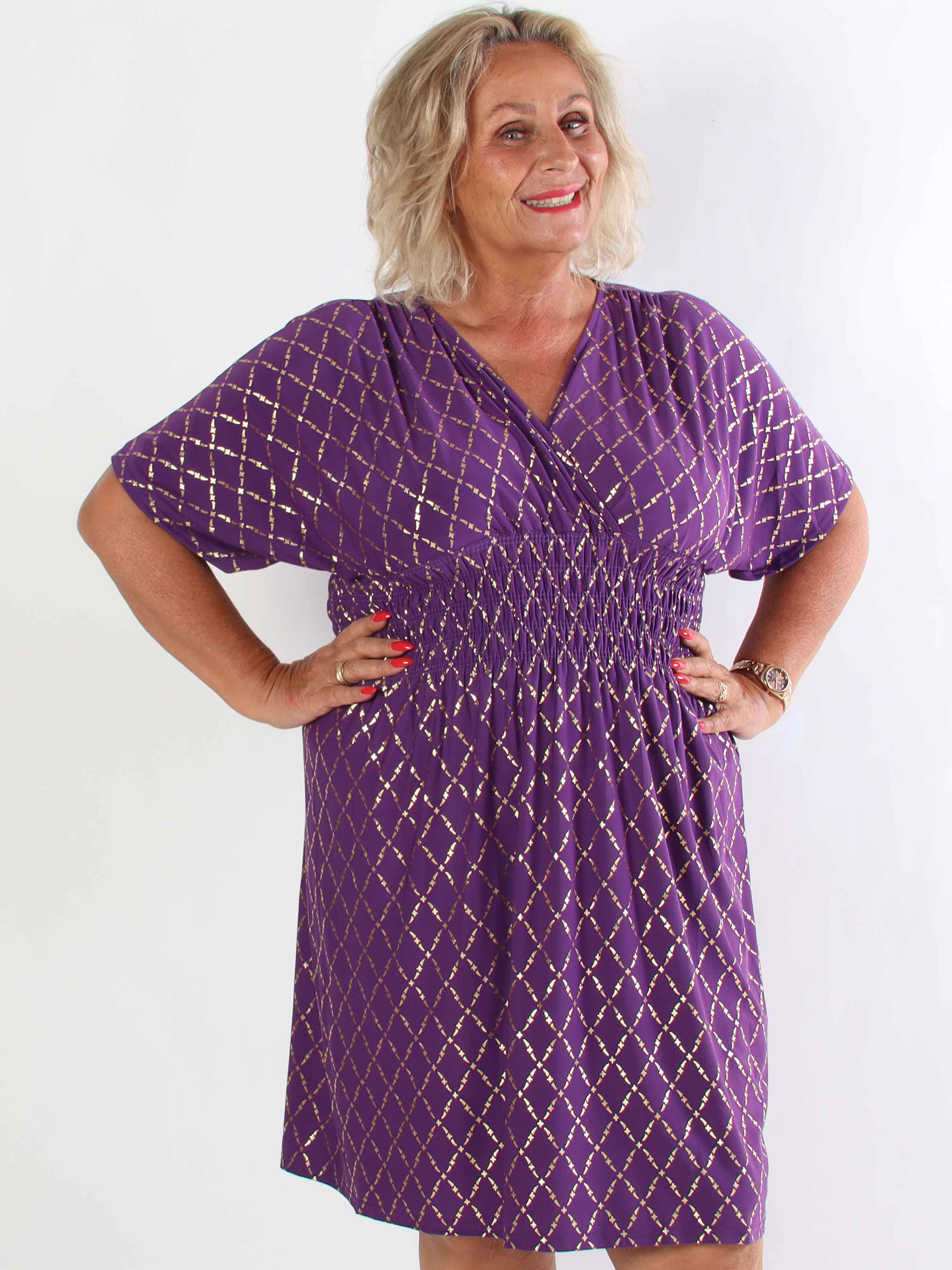 Pams Gold Check Short - Kort elastisk plus size klänning med gulddetaljer