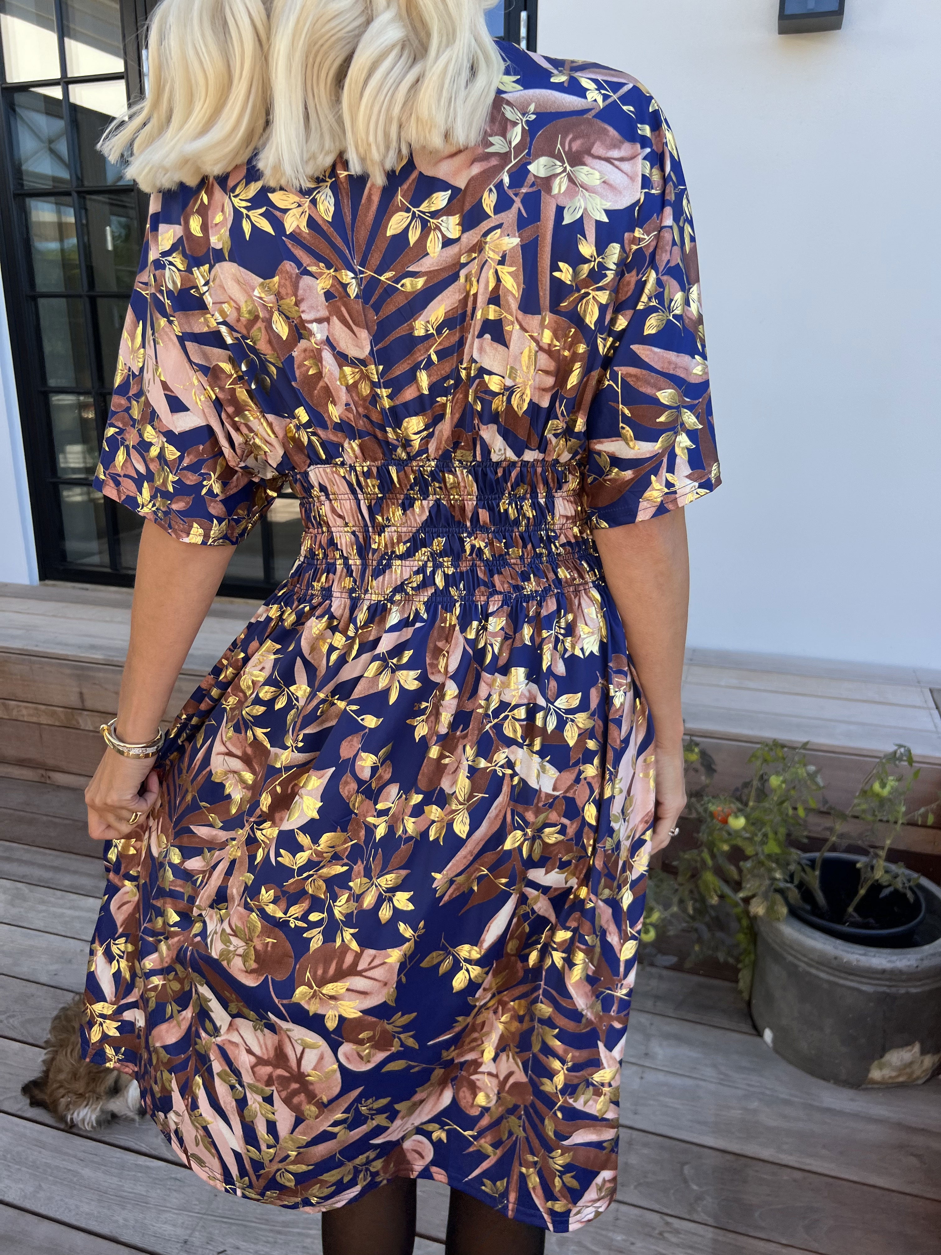 Pams Gold Leaf Short - Elastisk klänning med blommigt mönster och gulddetaljer