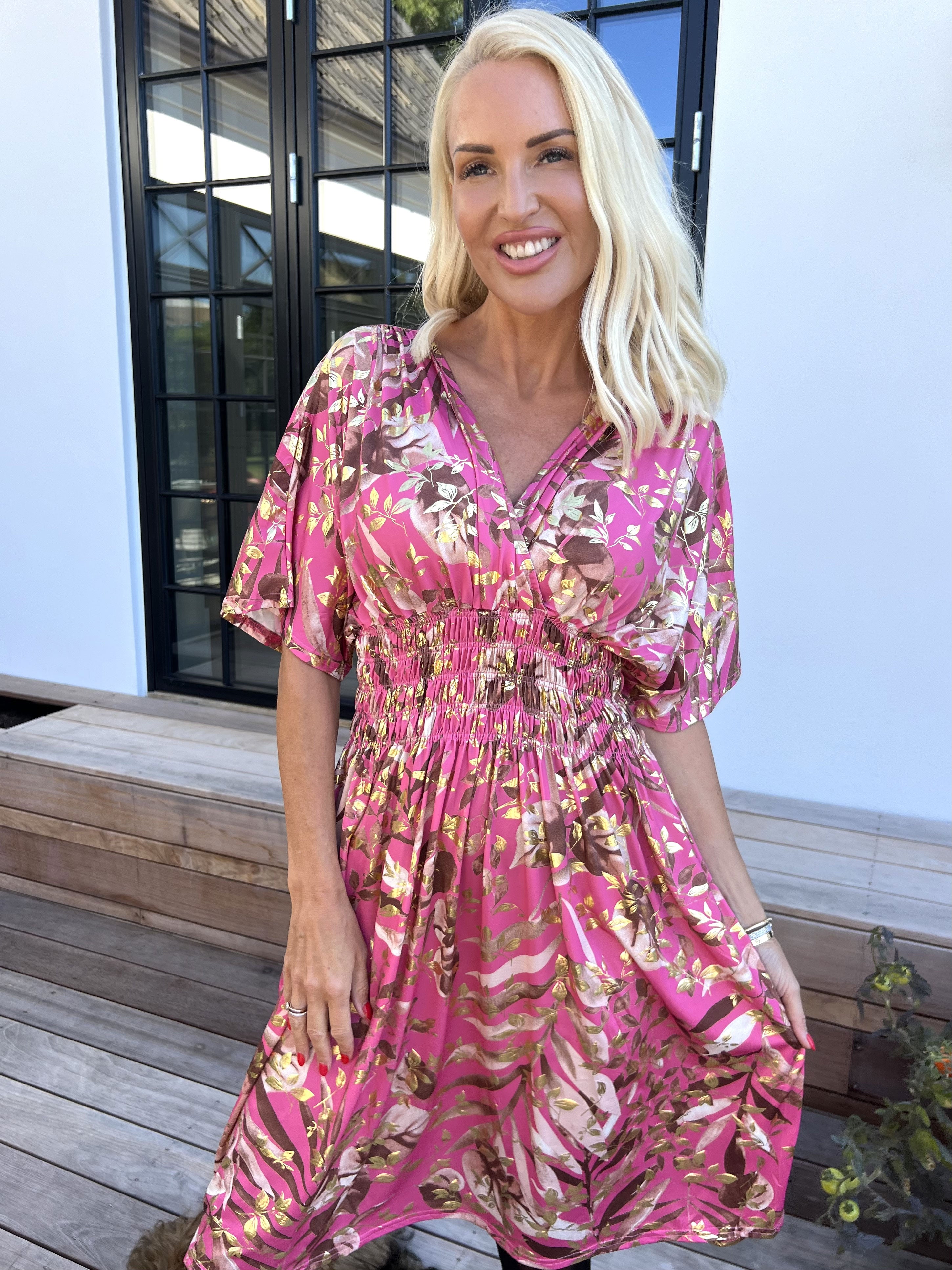 Pams Gold Leaf Short - Elastisk klänning med blommigt mönster och gulddetaljer