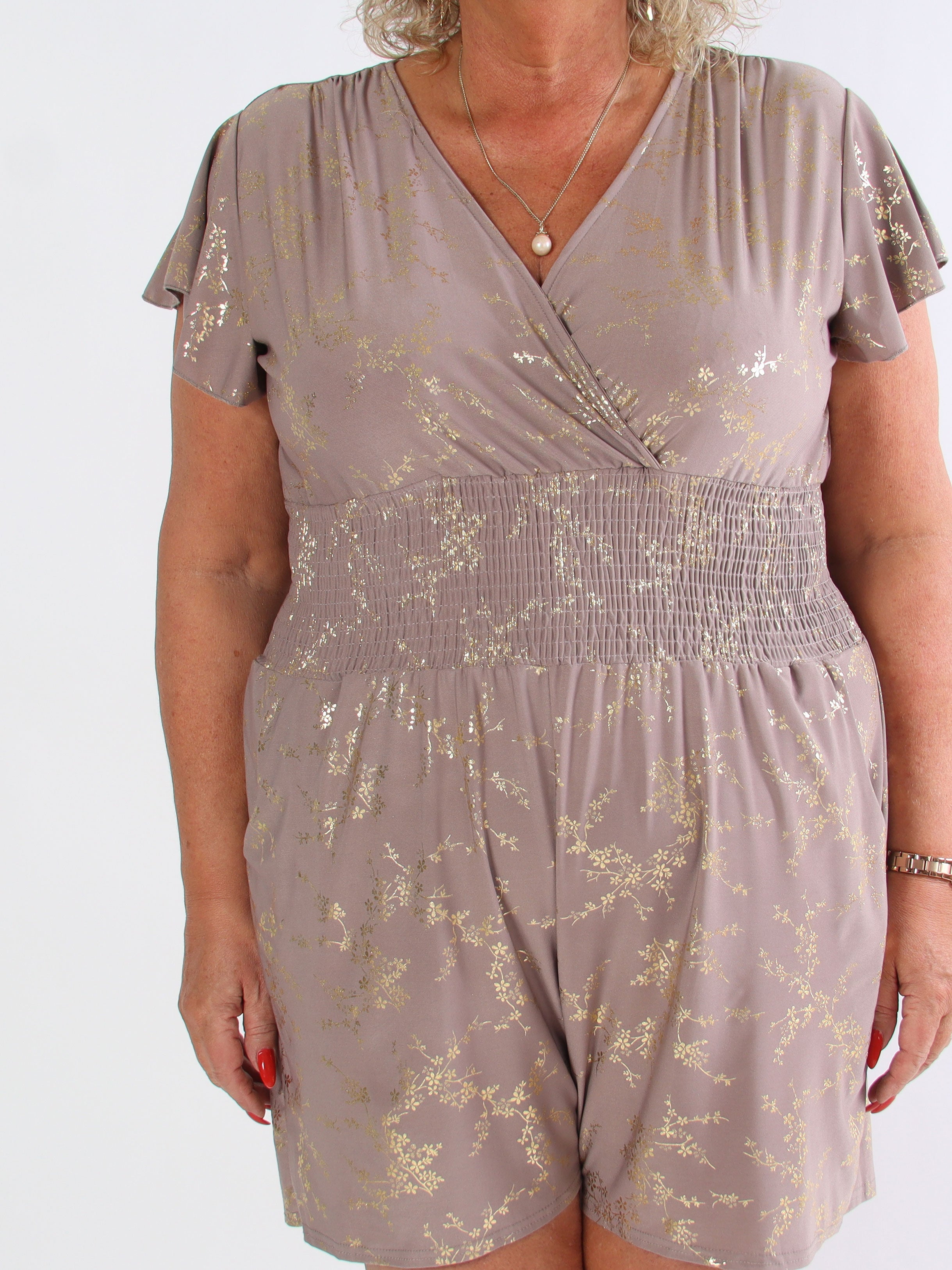 Pams Gold Playsuit - Elastisk jumpsuit i plusstorlek med guldtryck