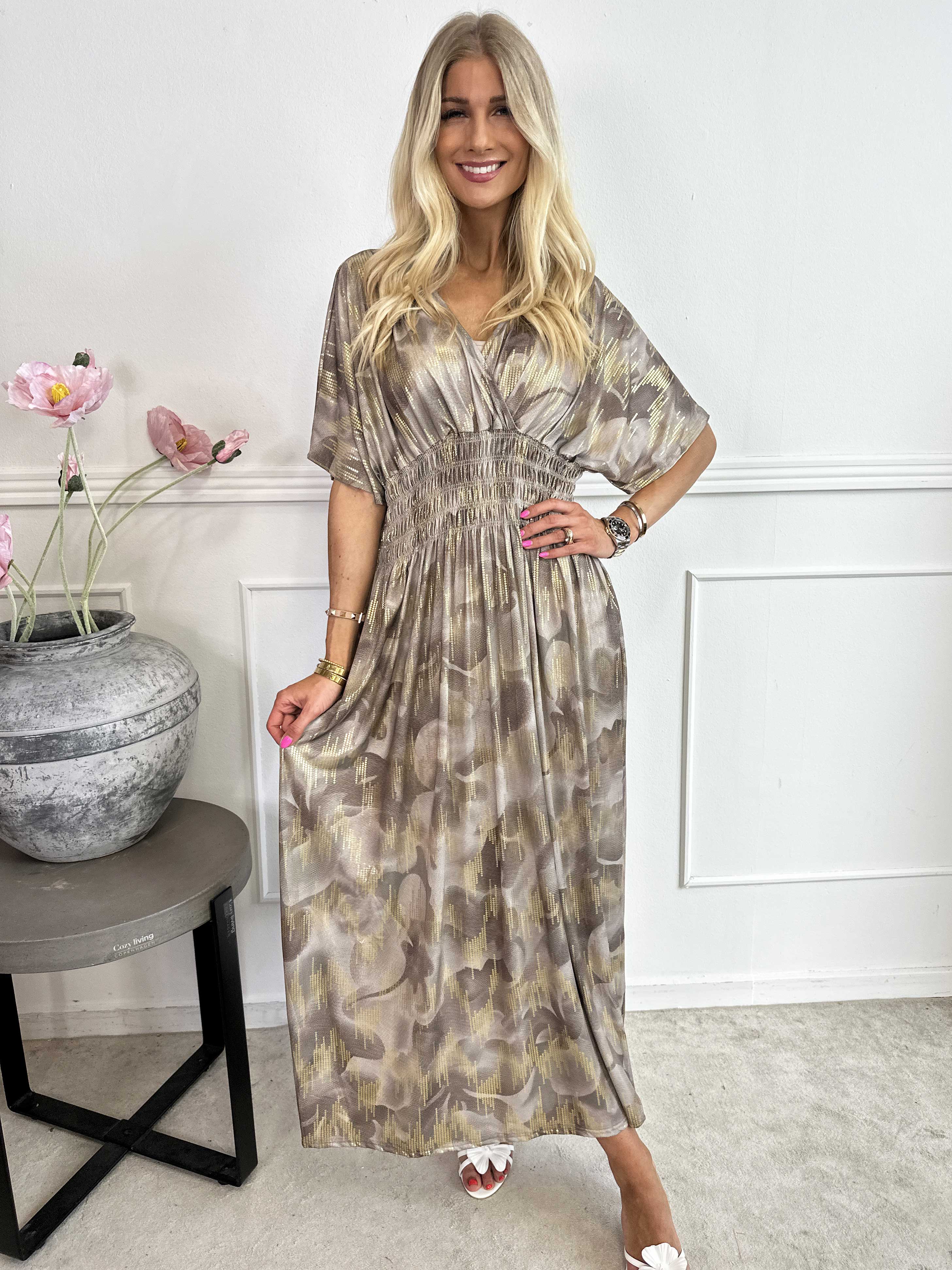 Pams Glamorous - Lång elastisk klänning med fina gulddetaljer