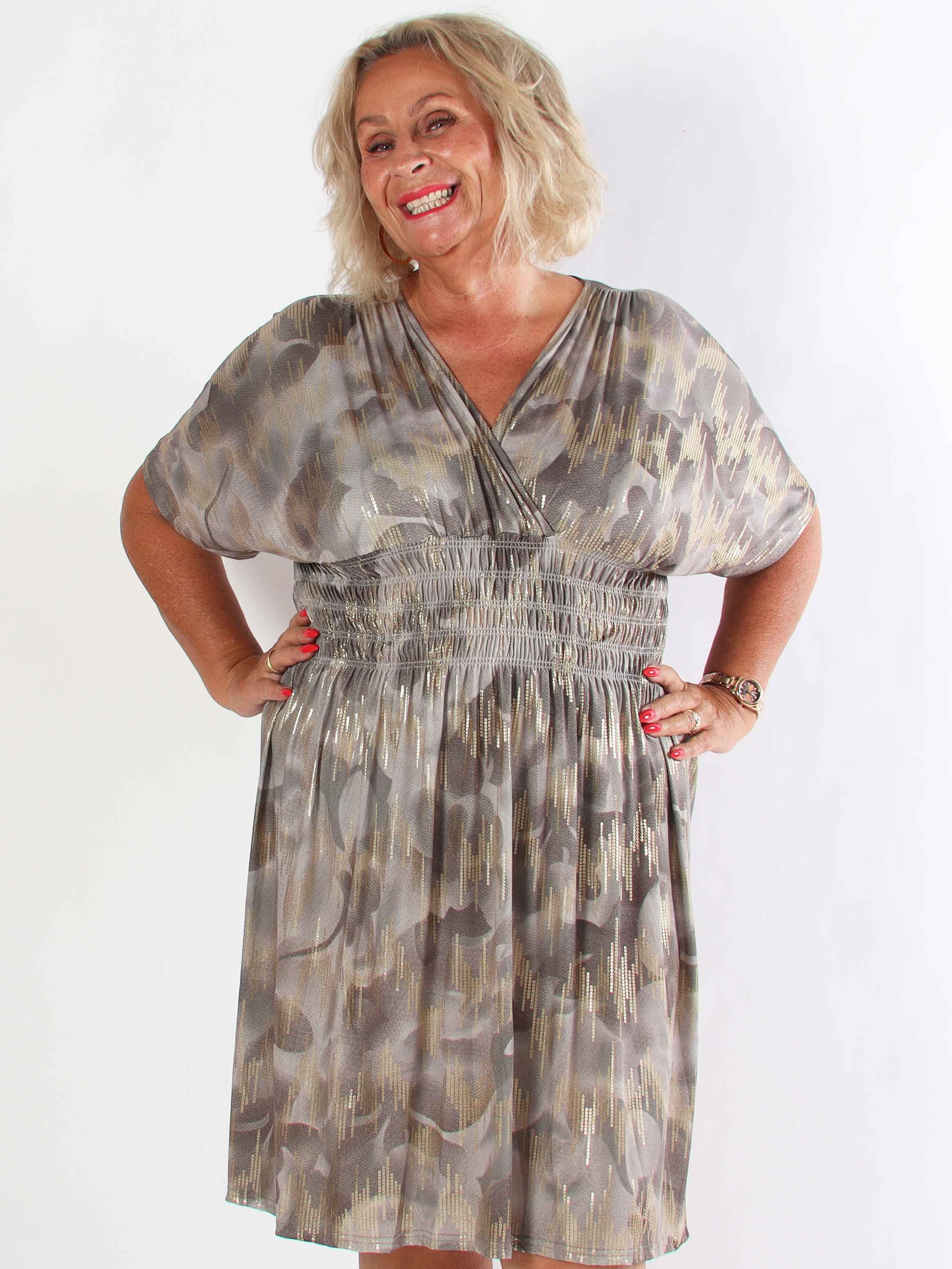 Pams Glamorous Short - Elastisk plus size klänning med fina gulddetaljer