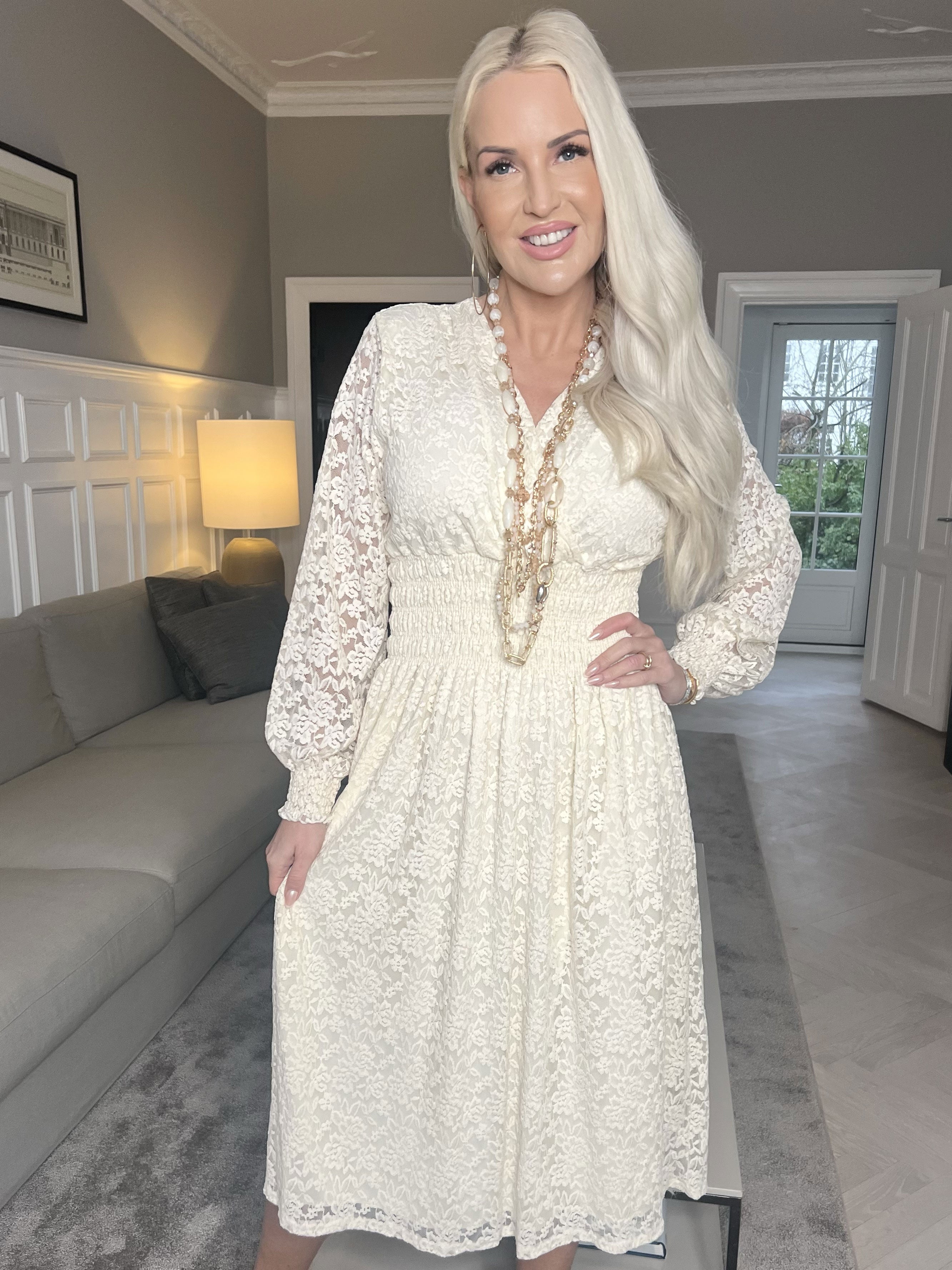 Pams Lace Midi L/S - Klänning i elastisk spets med lång ärm