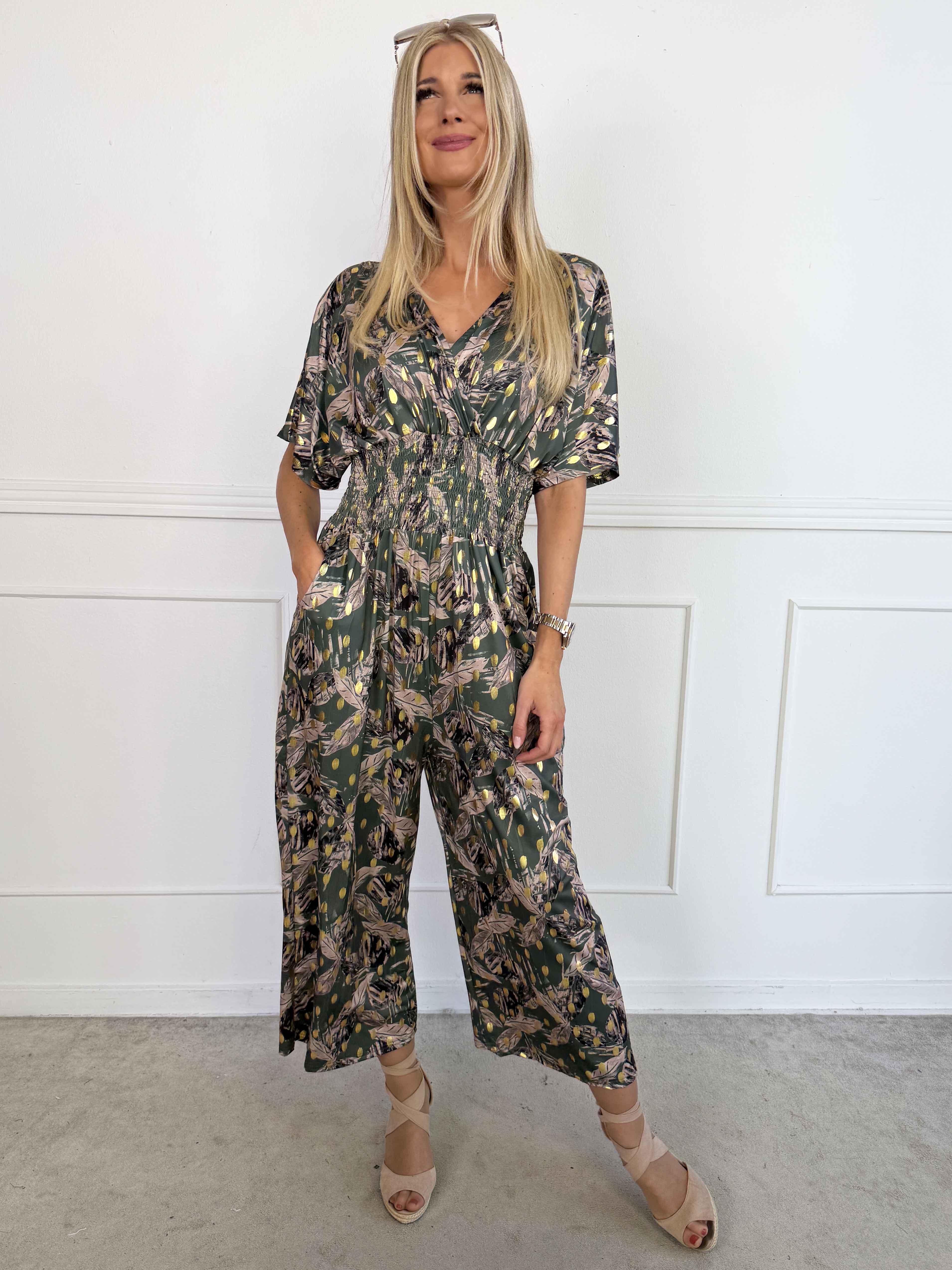 Pams Leafage Jumpsuit - Elastisk jumpsuit i lövmönster med guldfärgade tofsar