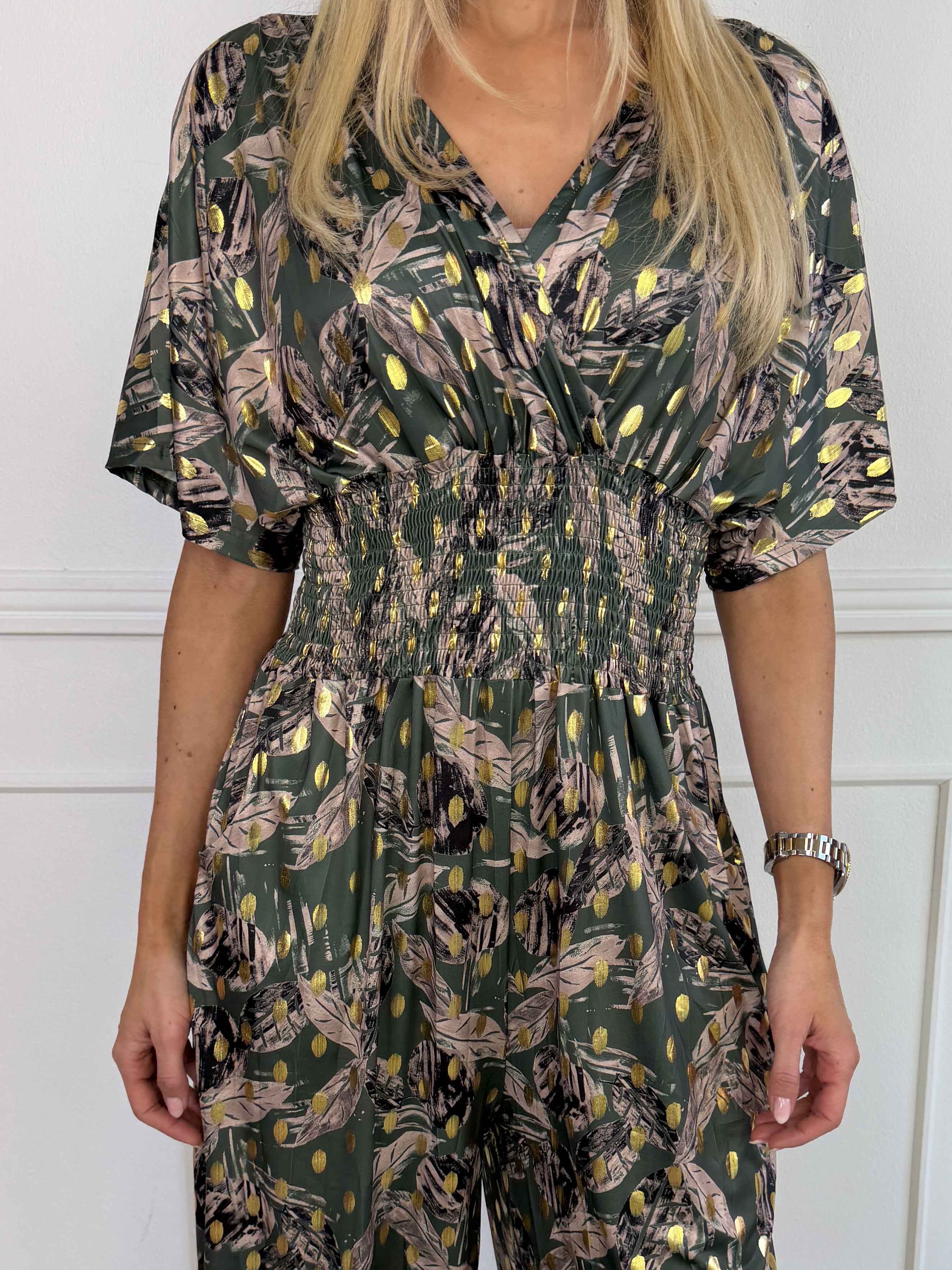 Pams Leafage Jumpsuit - Plus size jumpsuit i lövmönster med guldfärgade tofsar