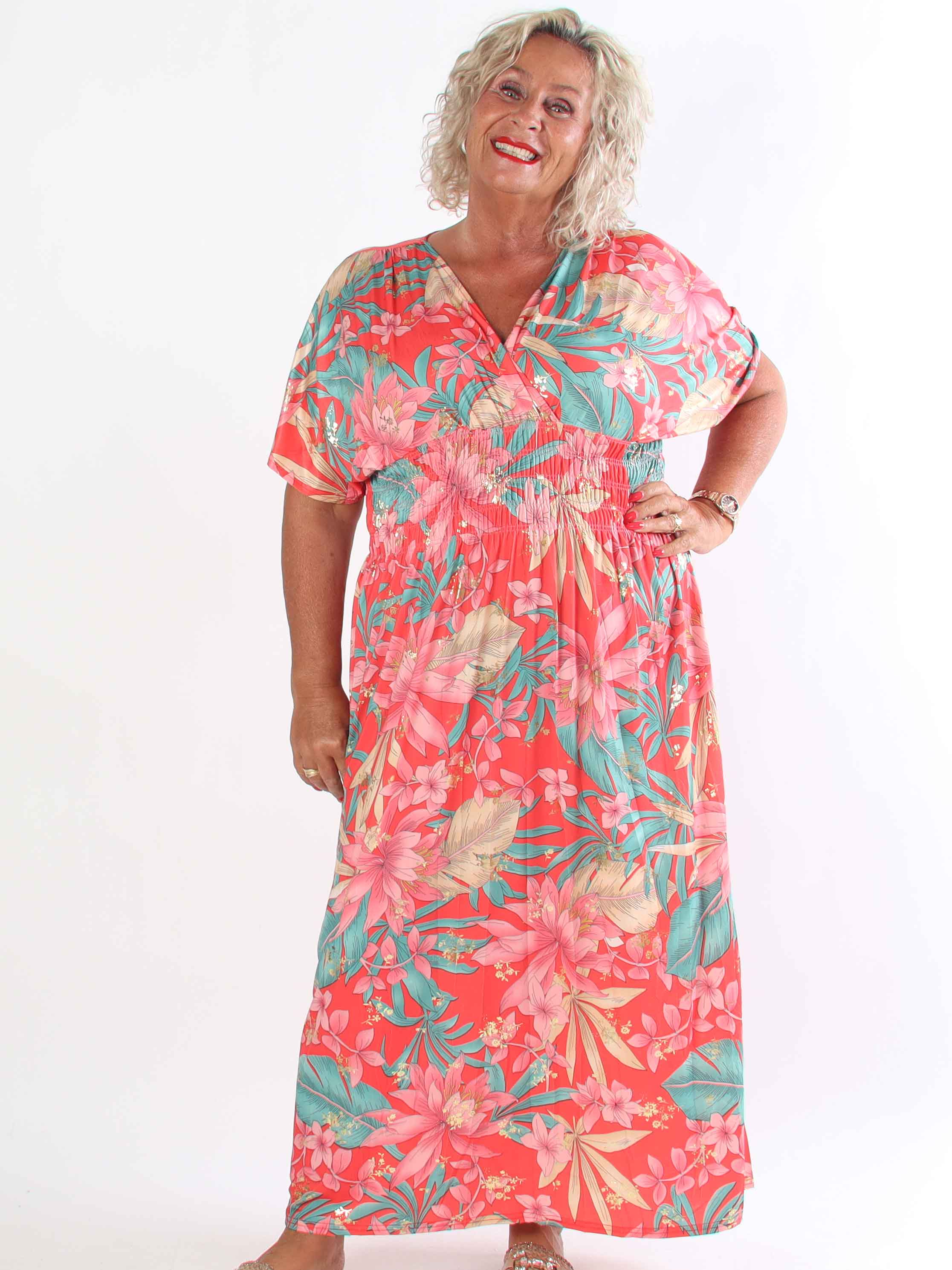 Pams New Leaf - Lång plus size klänning med blommigt mönster och gulddetaljer