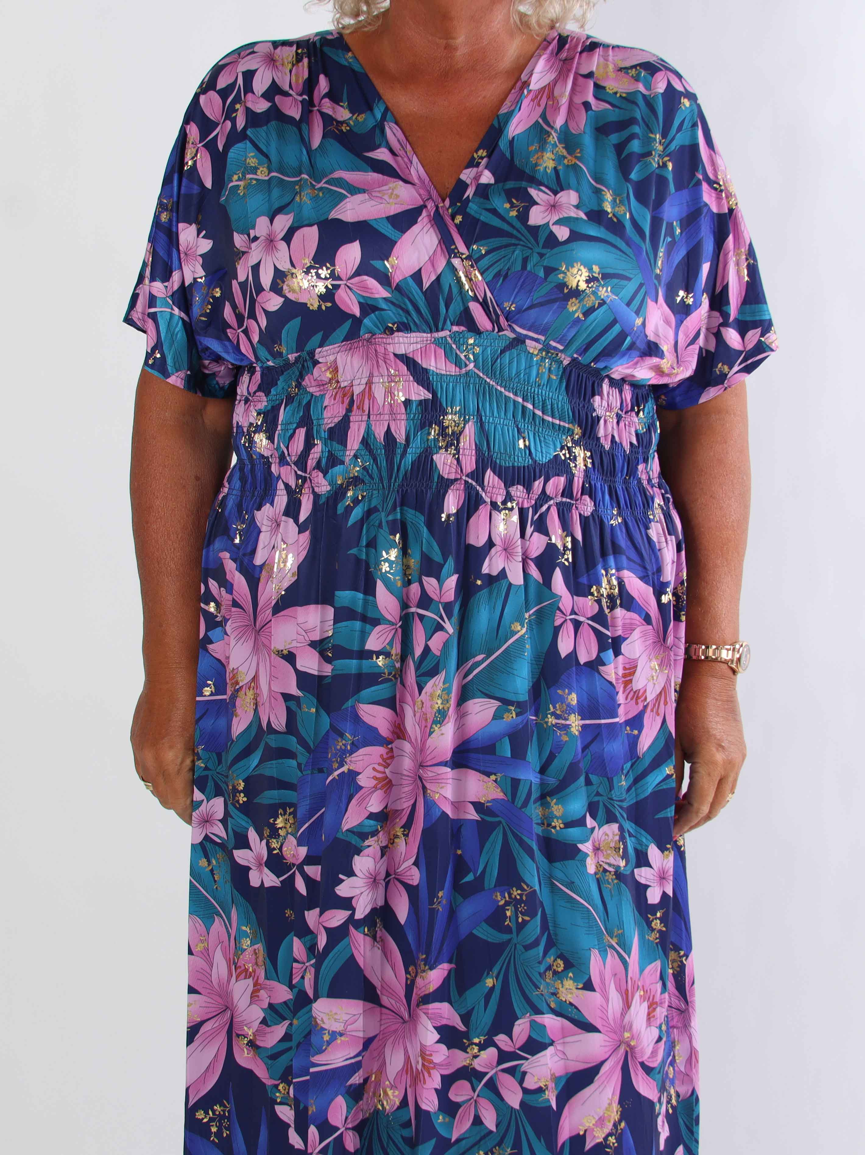 Pams New Leaf - Lång plus size klänning med blommigt mönster och gulddetaljer